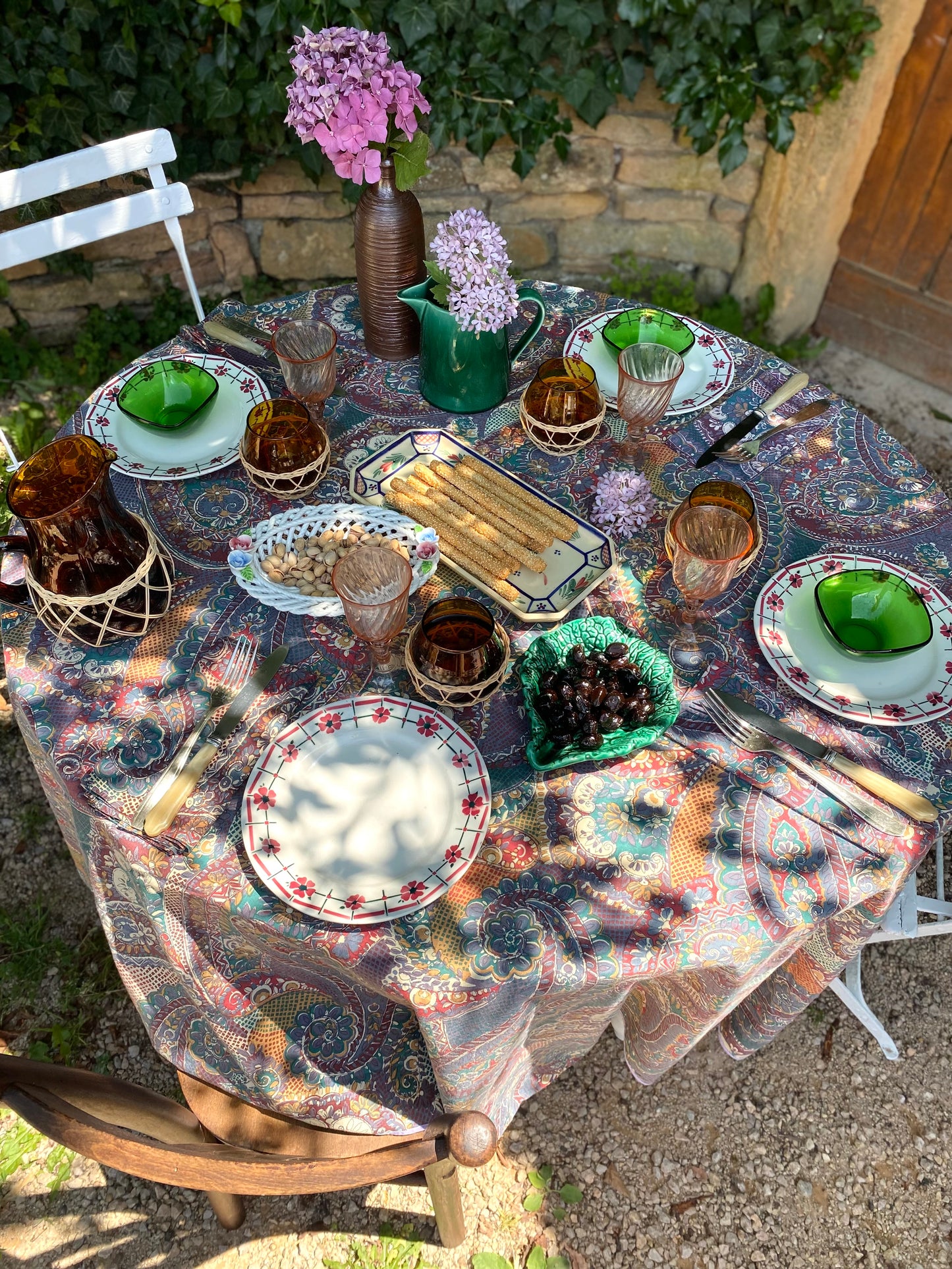 4 verres à pied en rosaline et leurs plateaux