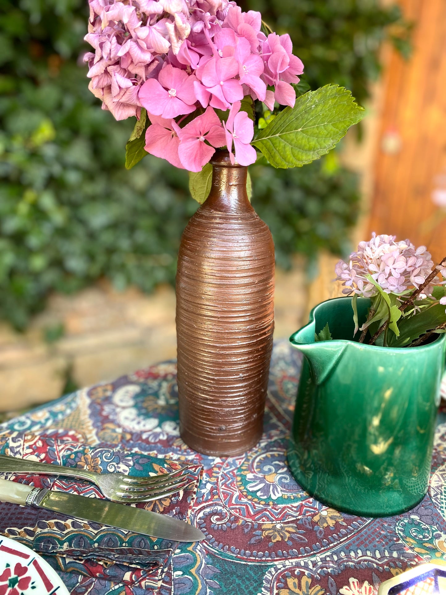 Bouteille en grès brun détournée en vase