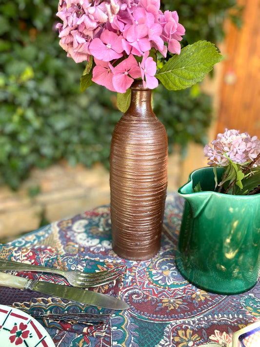 Bouteille en grès brun détournée en vase