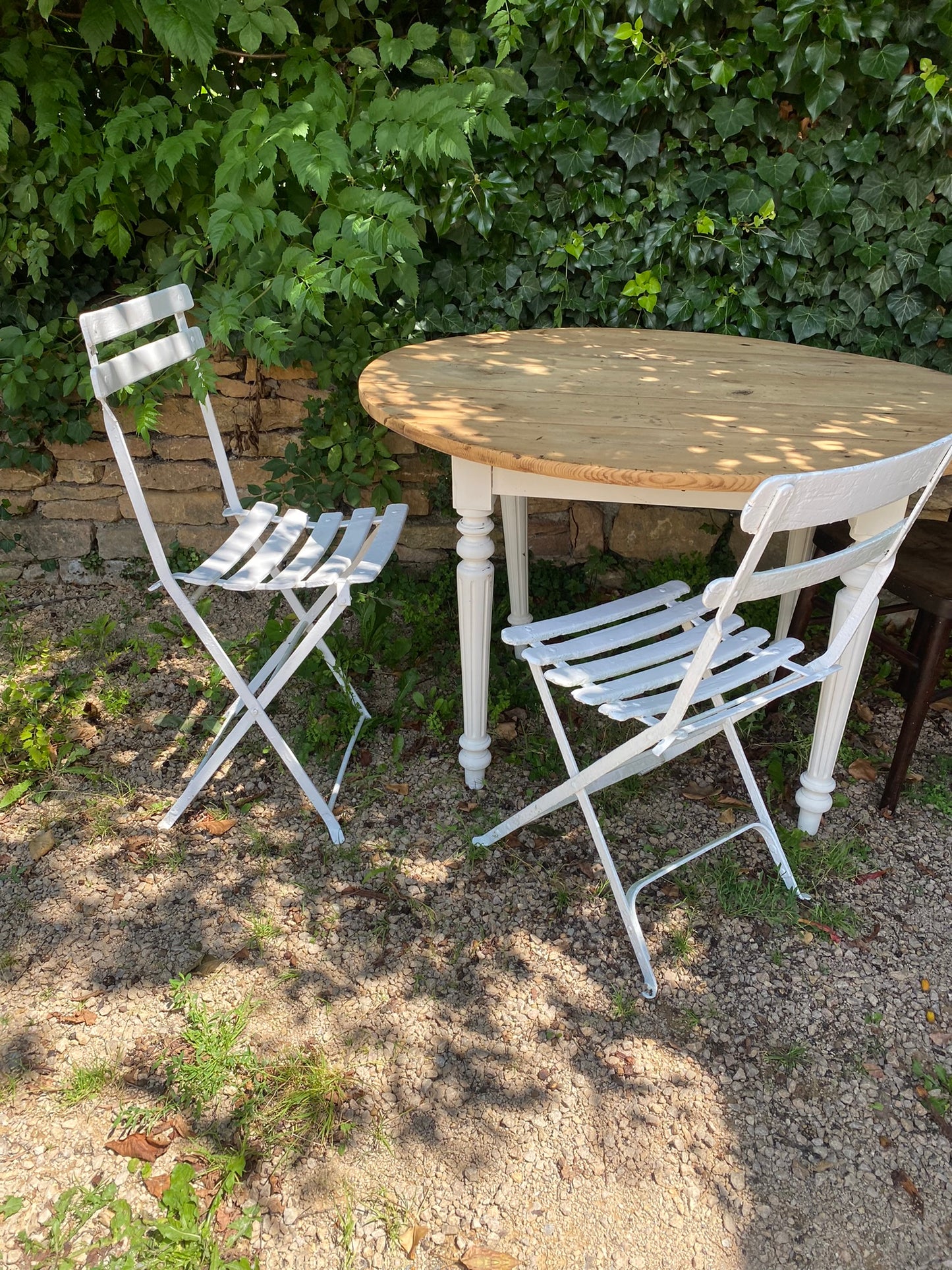 Table ronde en bois ancien à 2 rabats