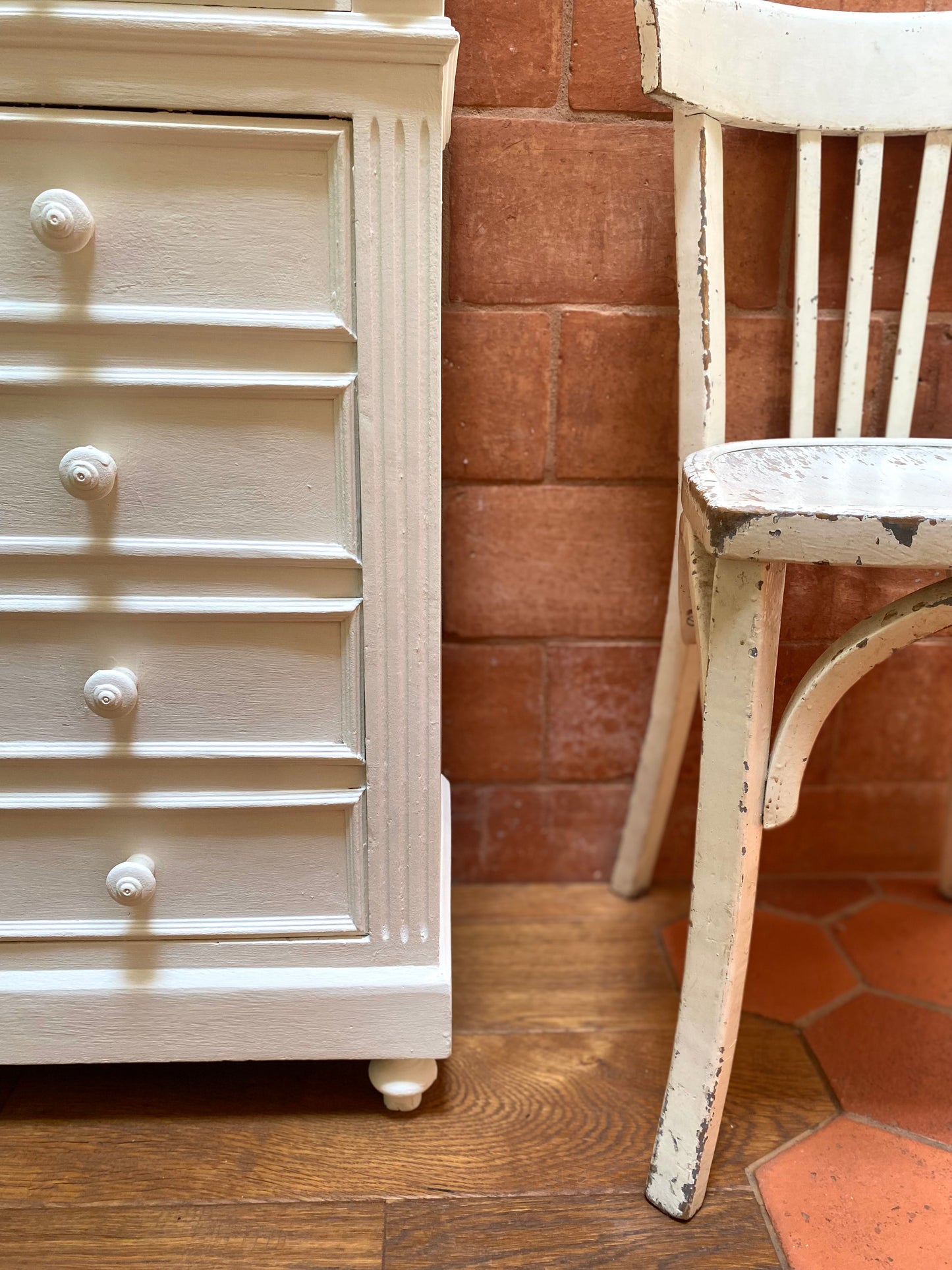 Chiffonnier en bois ancien blanc