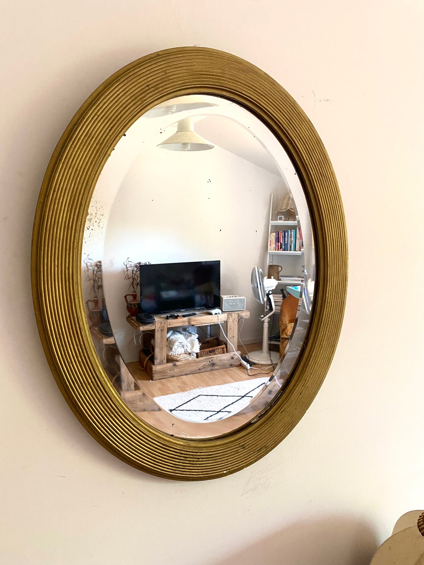 Miroir ovale ancien biseauté en bois ancien doré