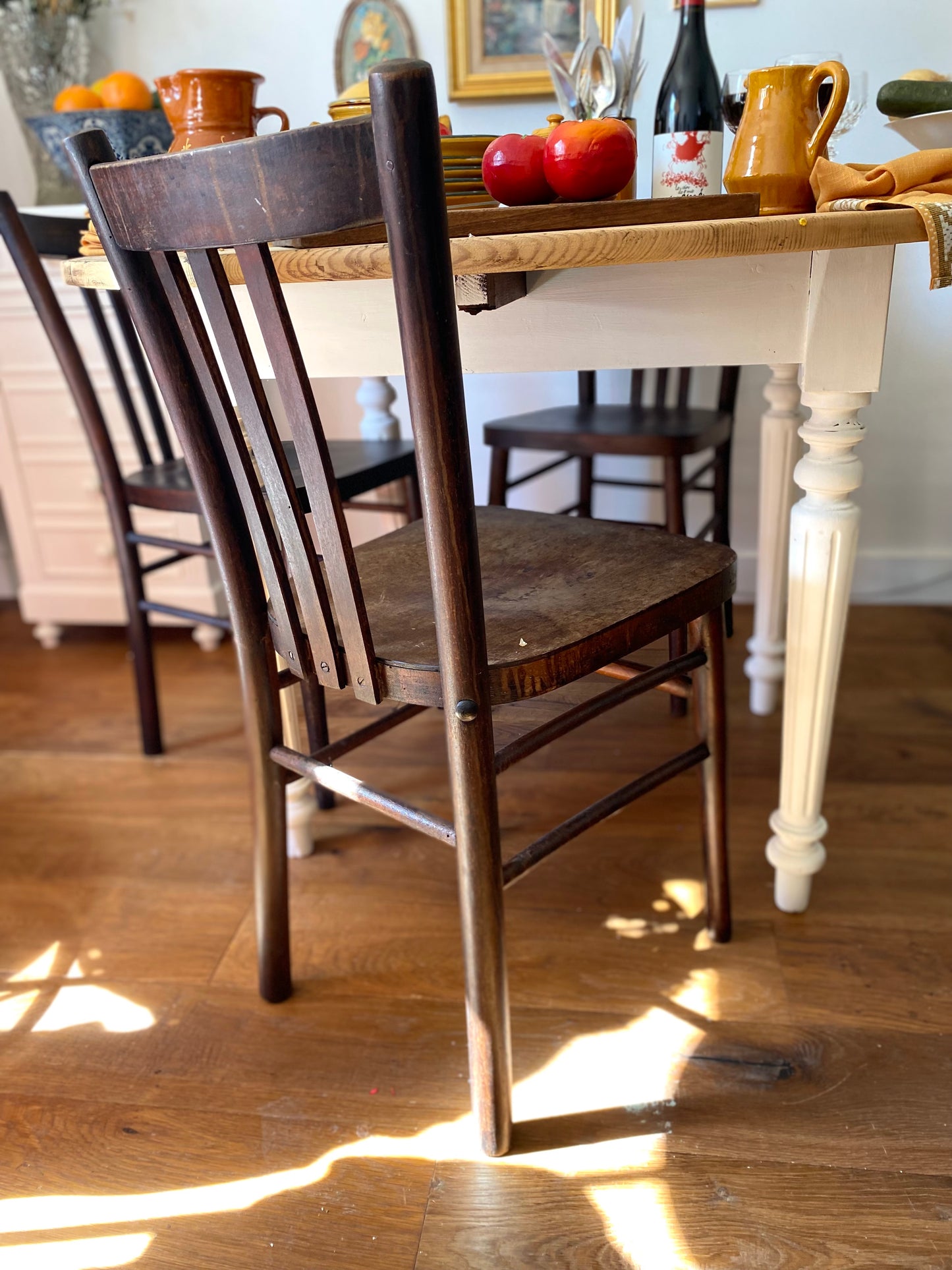 Chaises de bistrot anciennes dépareillées