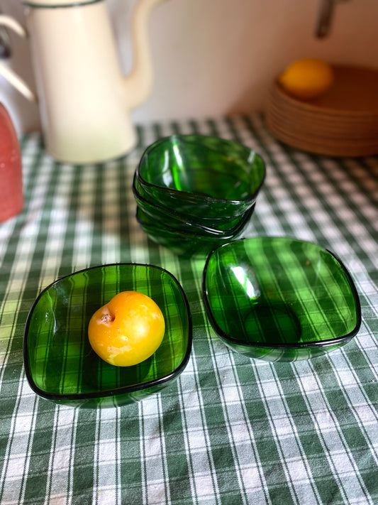 5 petits bols en verre vert