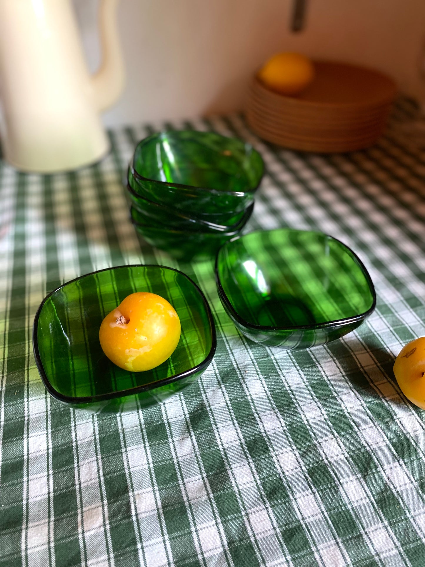 5 petits bols en verre vert