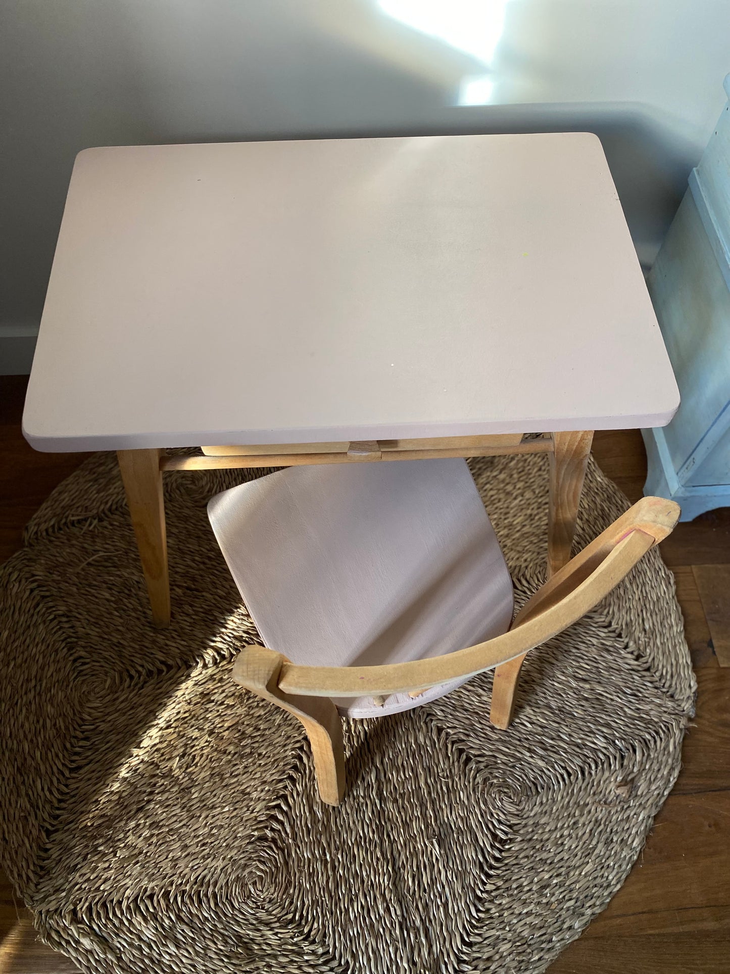 Petit bureau vintage en bois pour enfant et sa chaise Baumann rénovés