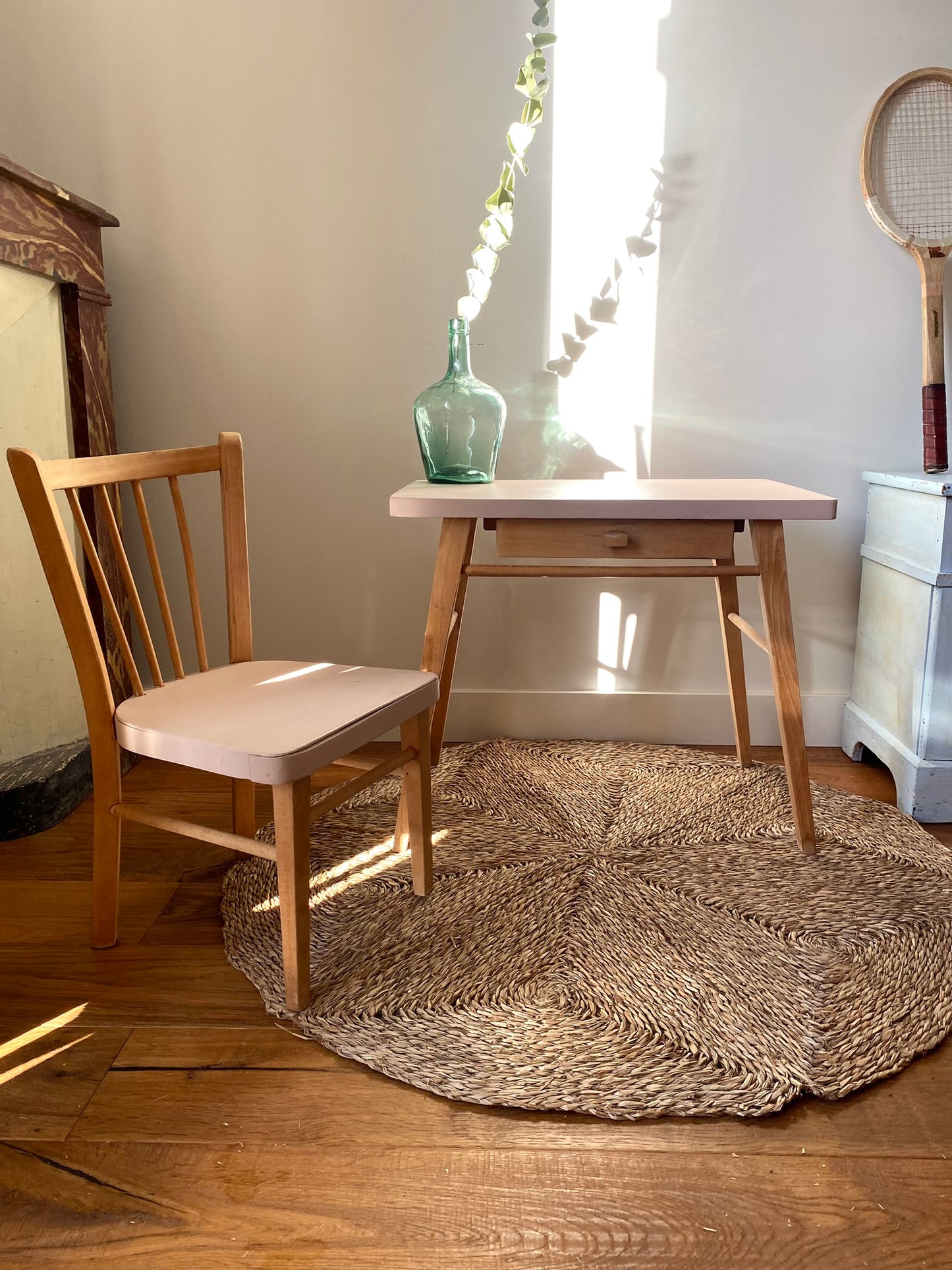 Petit bureau vintage en bois pour enfant et sa chaise Baumann rénovés
