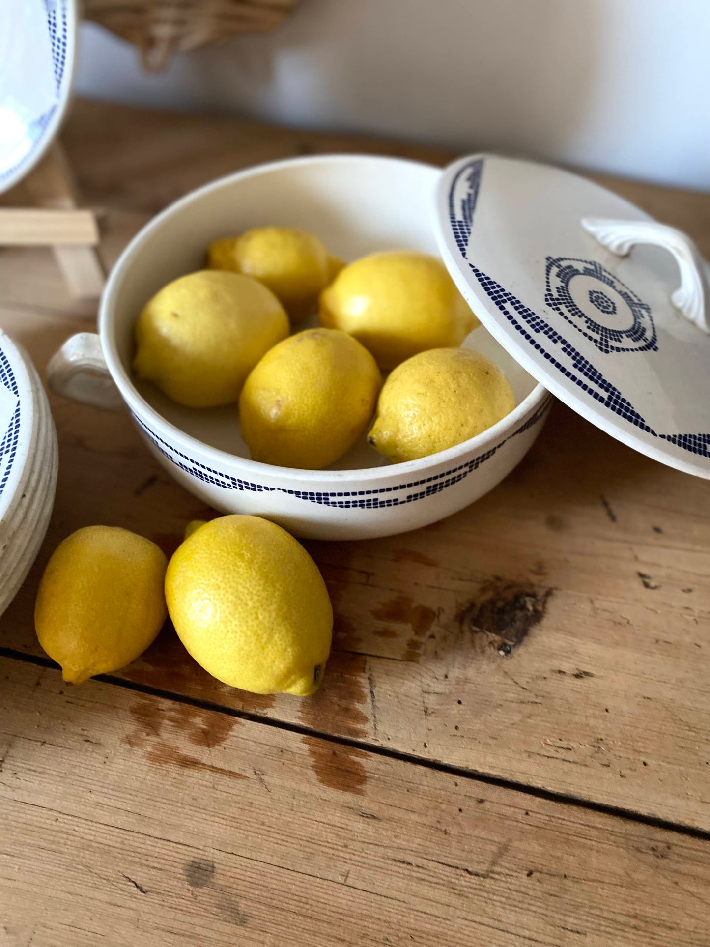 Soupière ou coupe à fruit en faïence ancienne