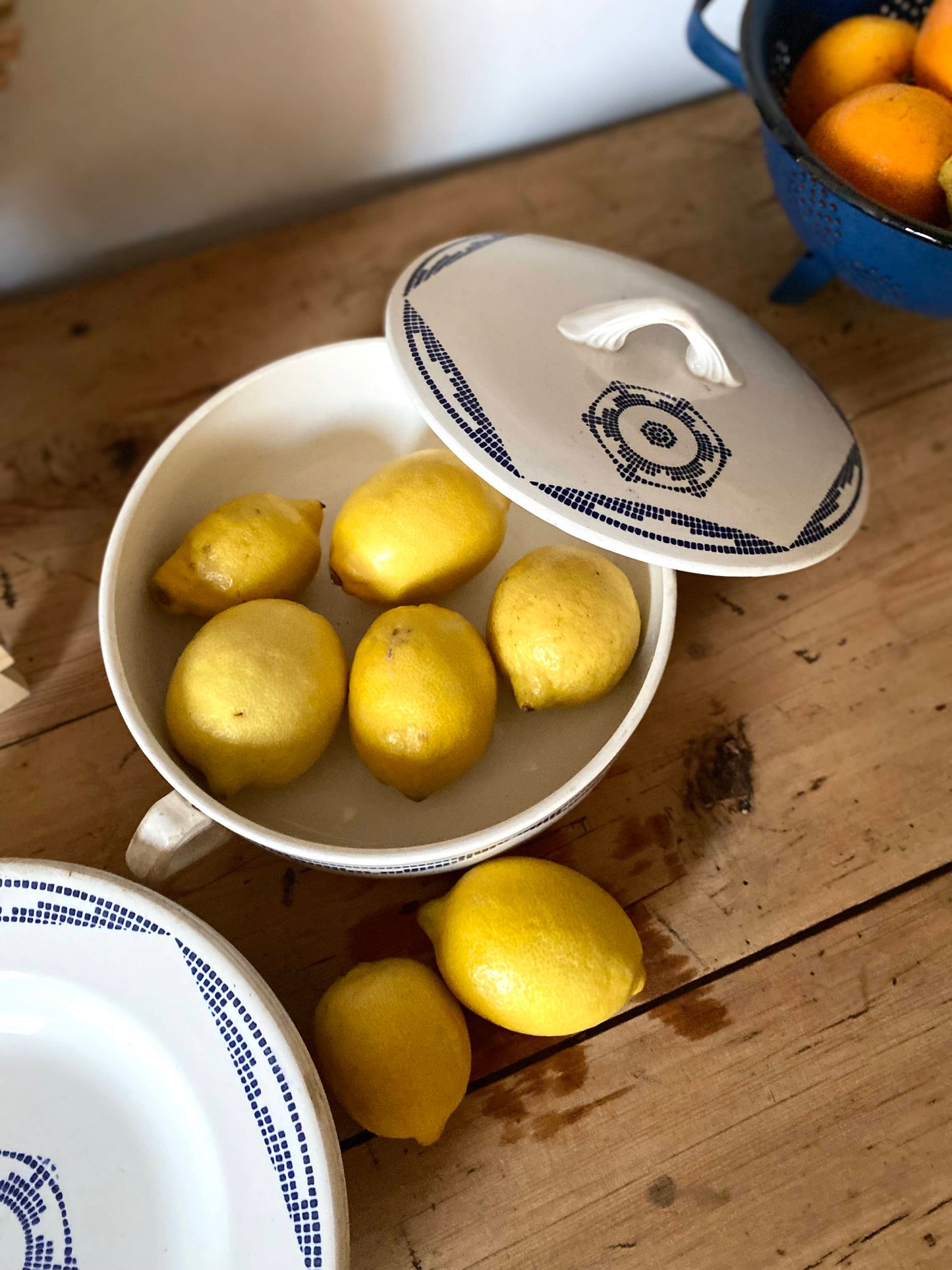 Soupière ou coupe à fruit en faïence ancienne