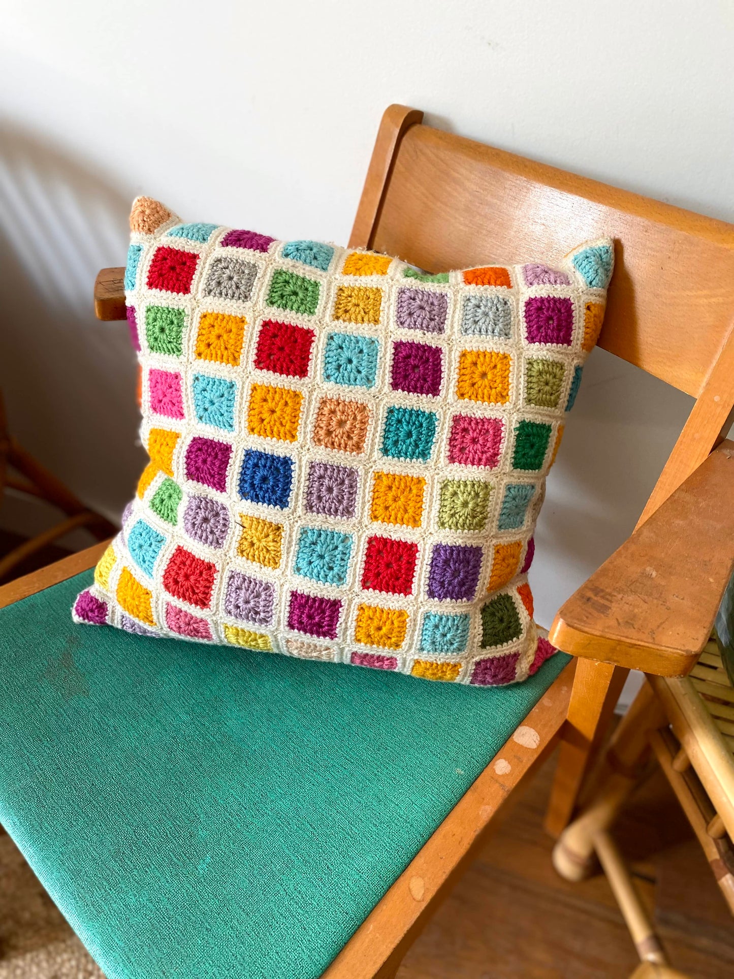 Coussin carré en crochet vintage granny square