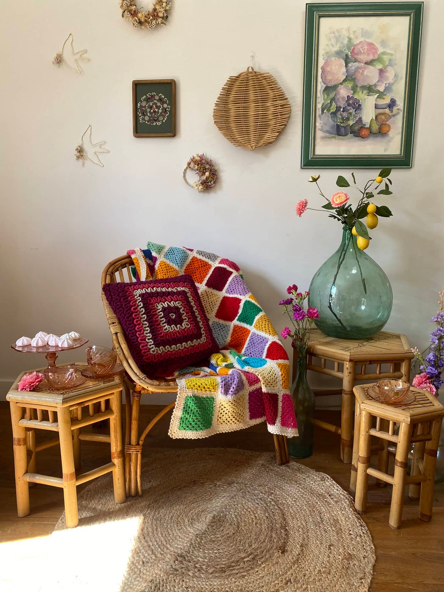 Trio de petites tables sellettes en rotin vintage