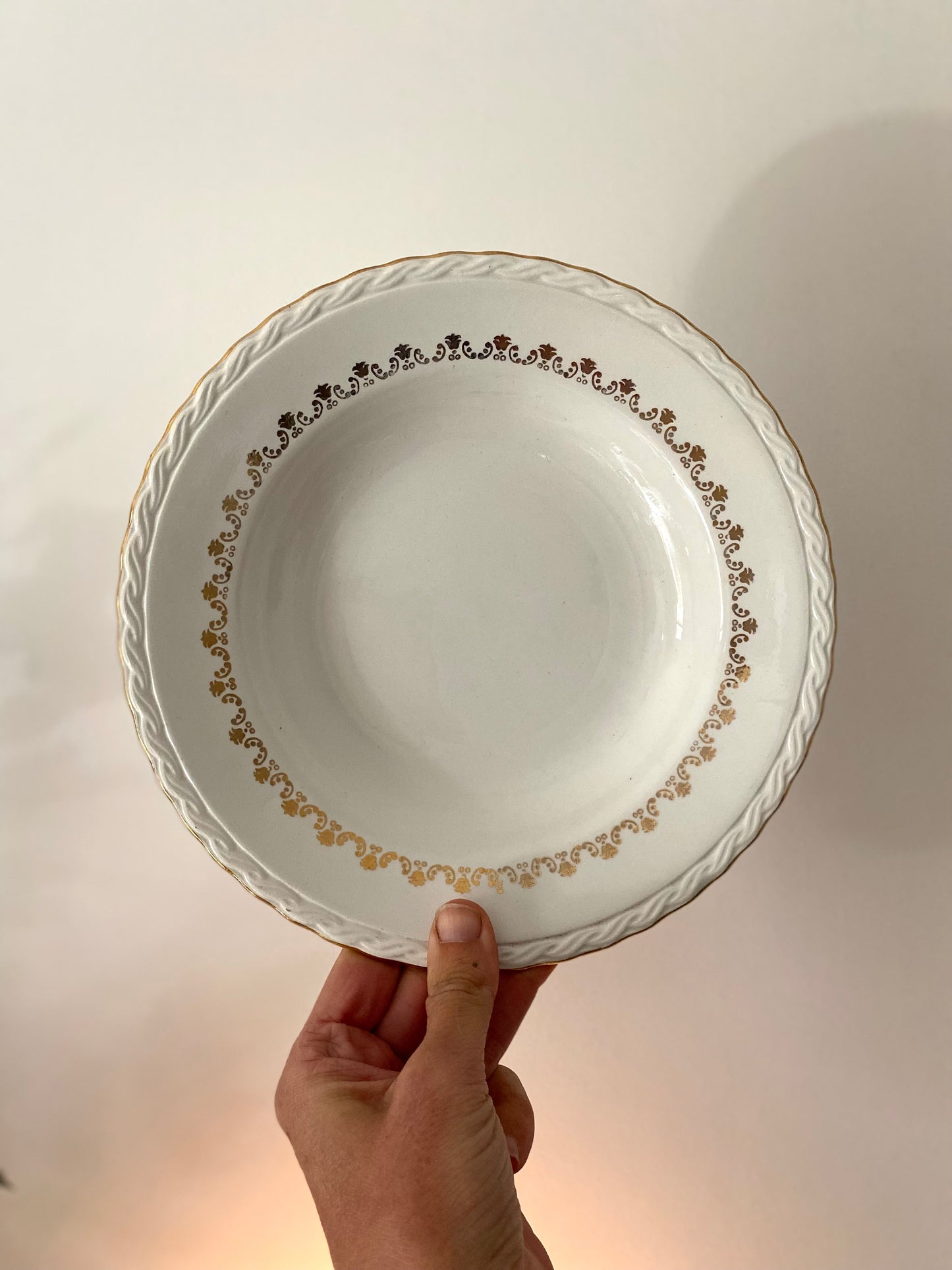 8 assiettes creuses en porcelaine ancienne