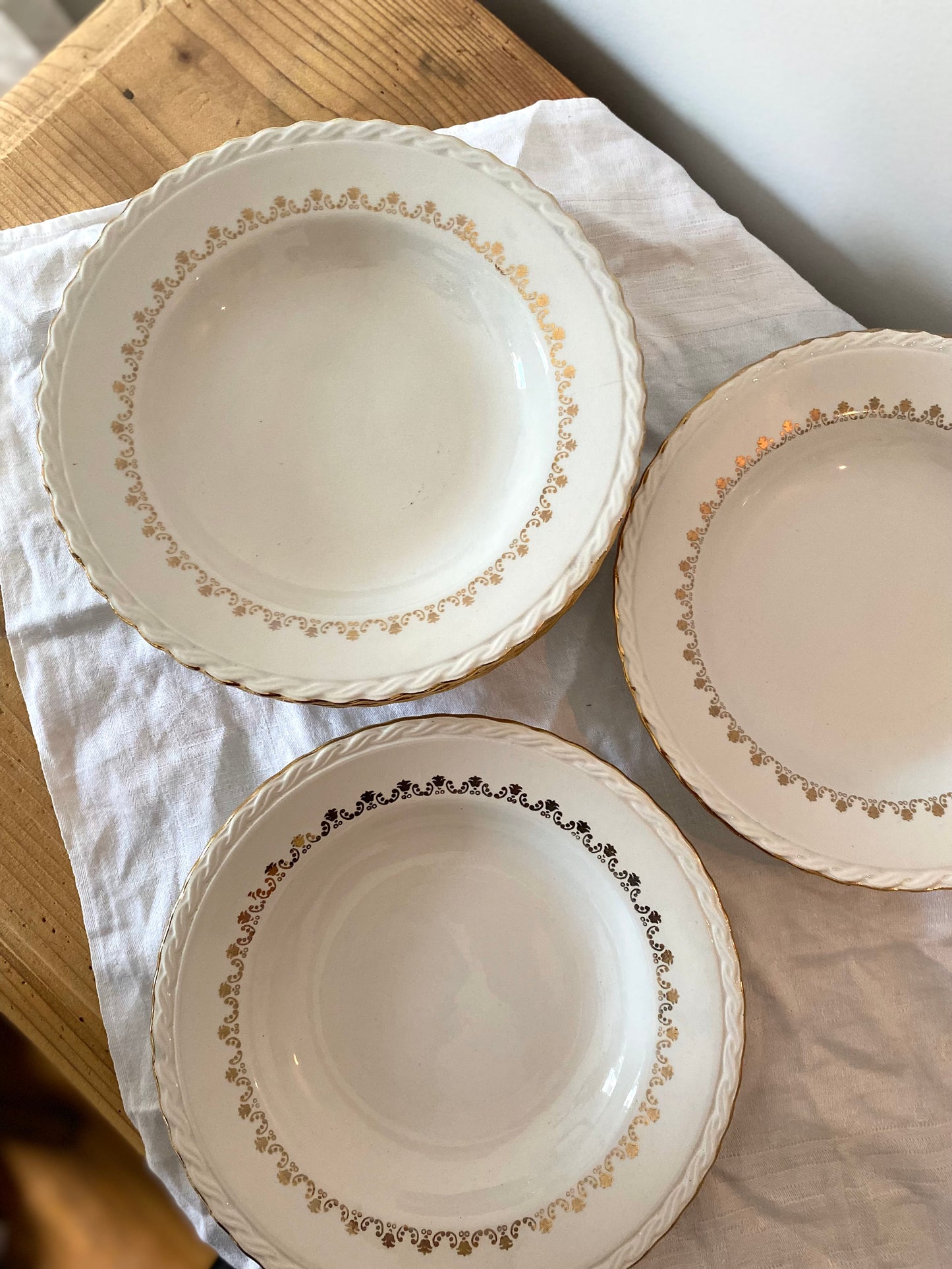 8 assiettes creuses en porcelaine ancienne