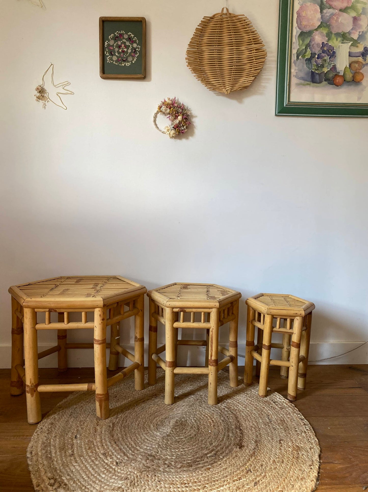 Trio de petites tables sellettes en rotin vintage