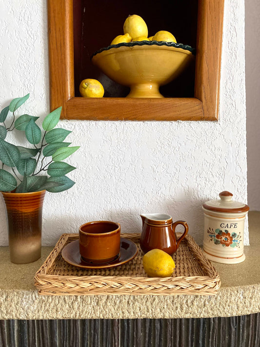 Tasse vintage et son petit pot à lait sur plateau en osier