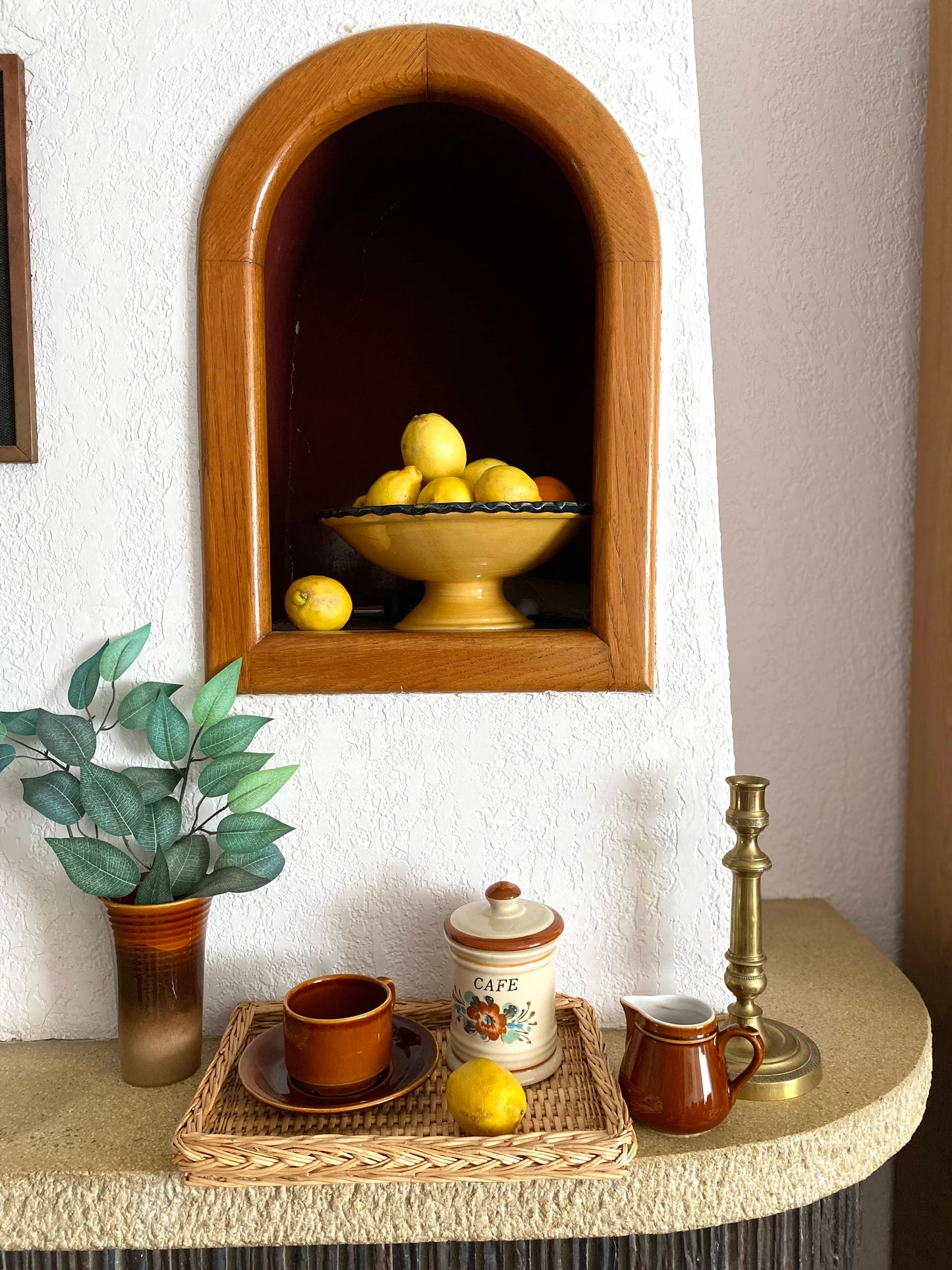 Tasse vintage et son petit pot à lait sur plateau en osier