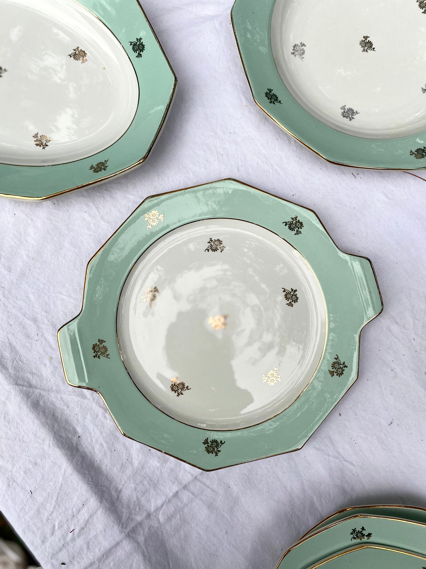 Grand service de 31 pièces en porcelaine française vert menthe et liseré doré