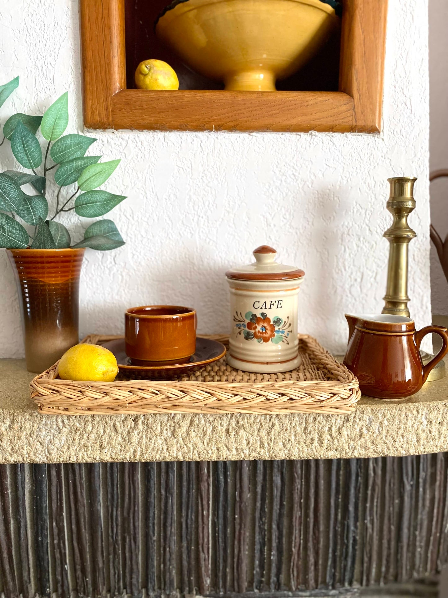 Tasse vintage et son petit pot à lait sur plateau en osier