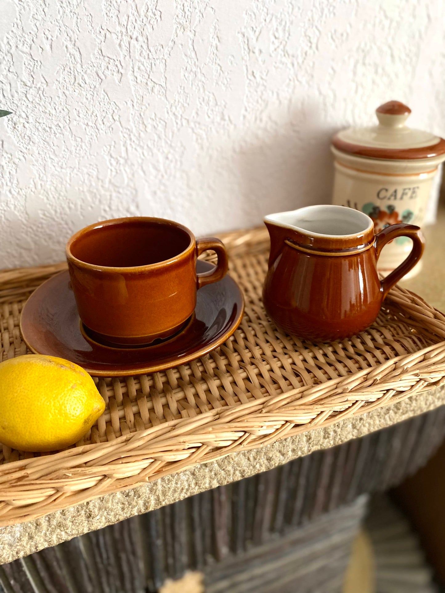 Tasse vintage et son petit pot à lait sur plateau en osier