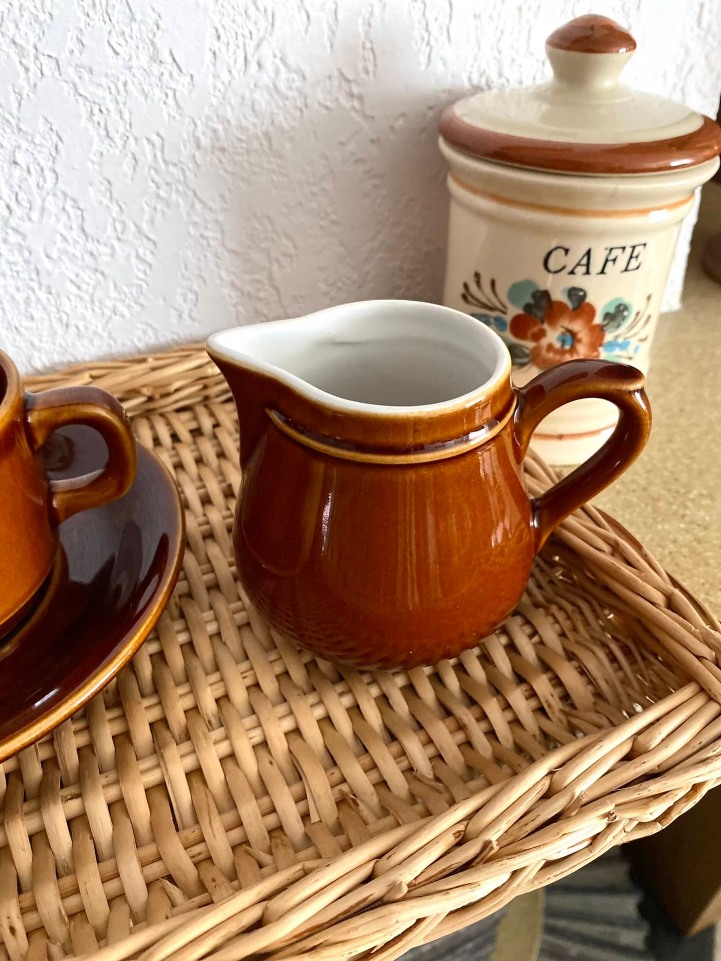 Tasse vintage et son petit pot à lait sur plateau en osier