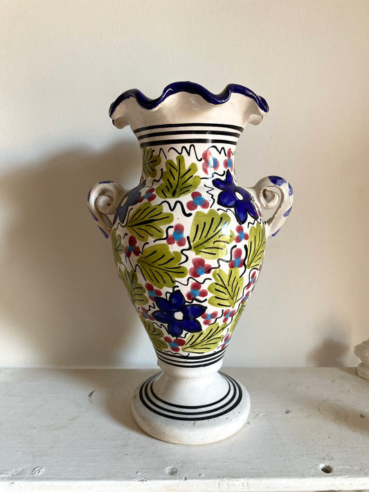 Vase à anse en céramique ancienne écrue à motif floral bleu, vert et rose