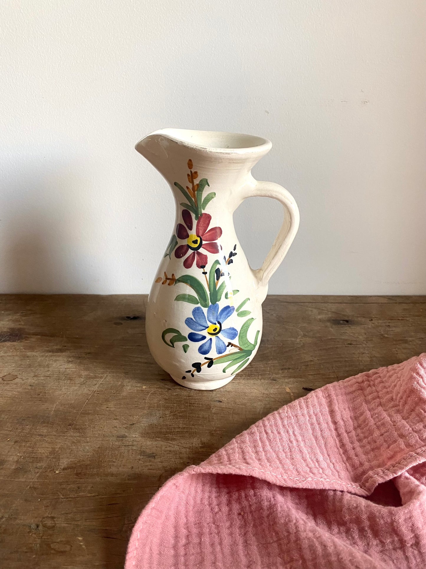 Petit pichet en céramique ancienne écrue à motif floral