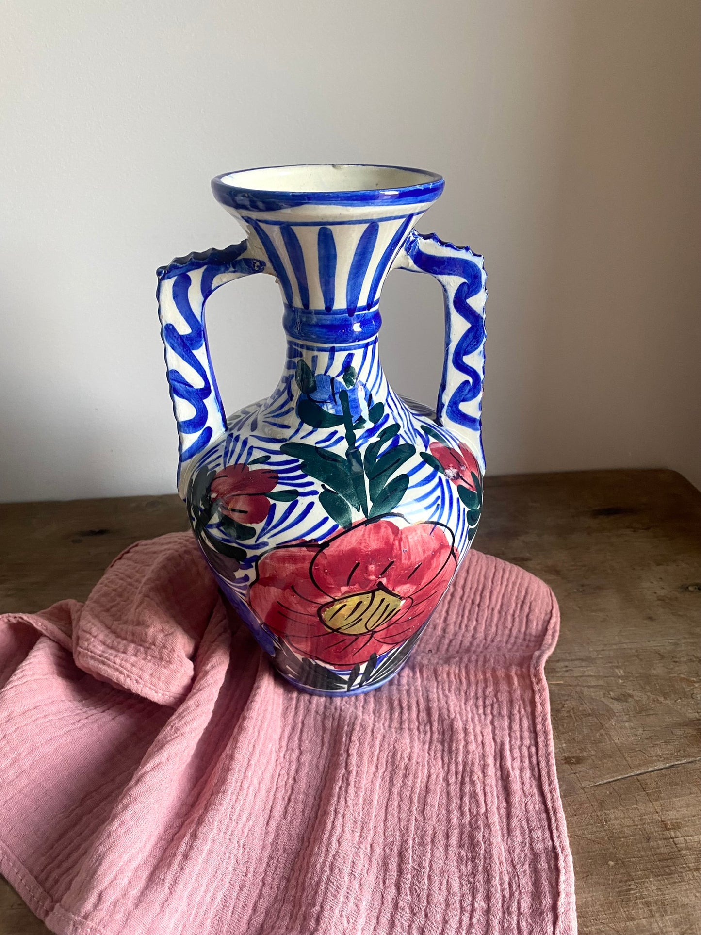 Vase à anse en céramique ancienne