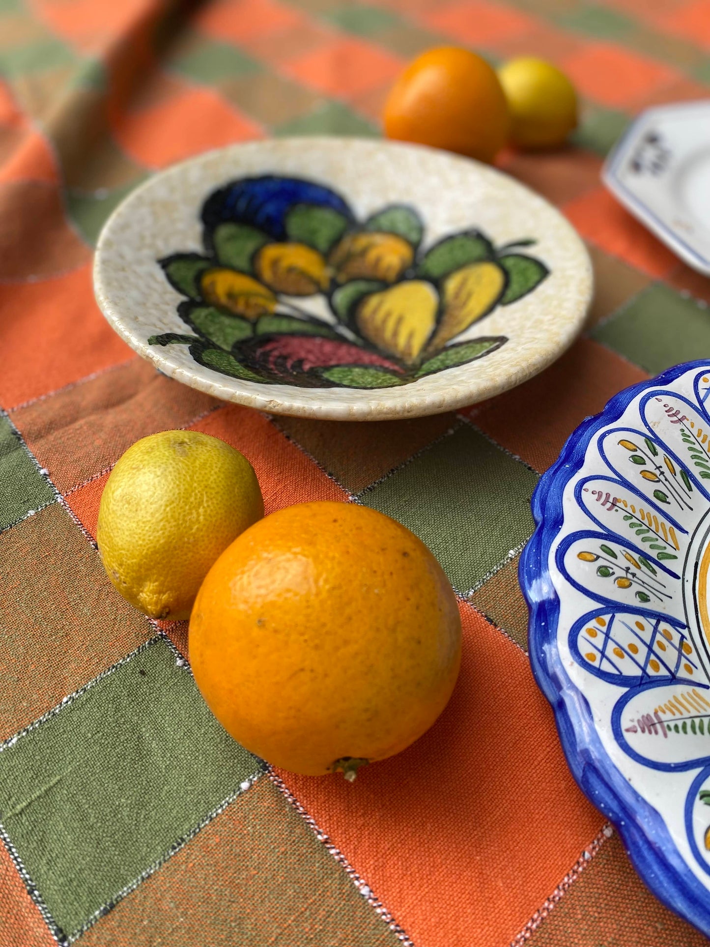 Trio de petites assiettes en céramique ancienne