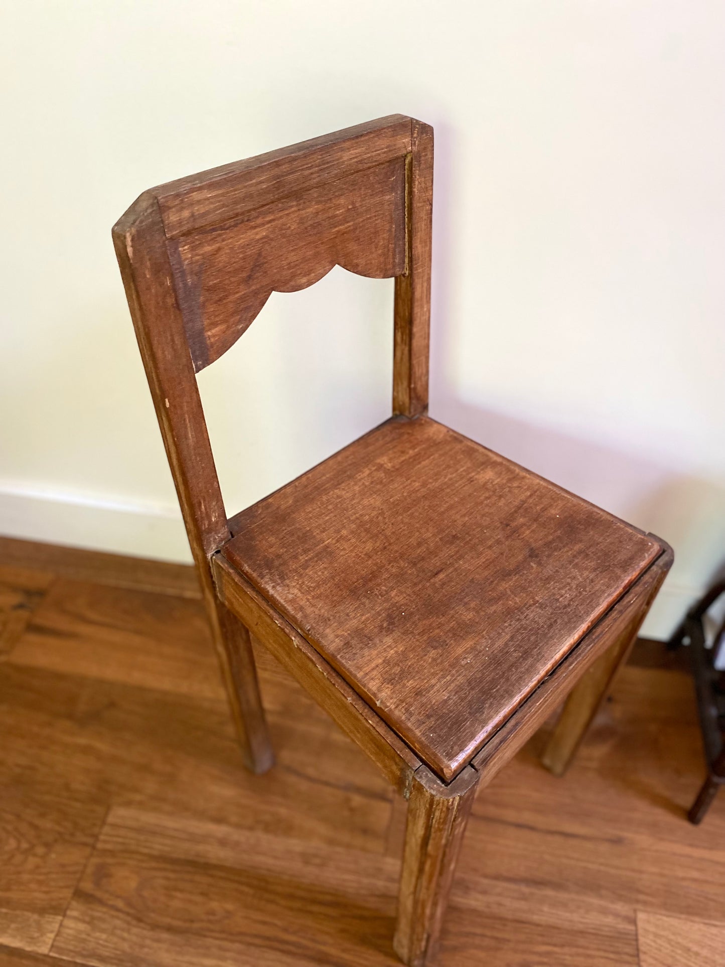 Chaise pour enfant en bois ancien