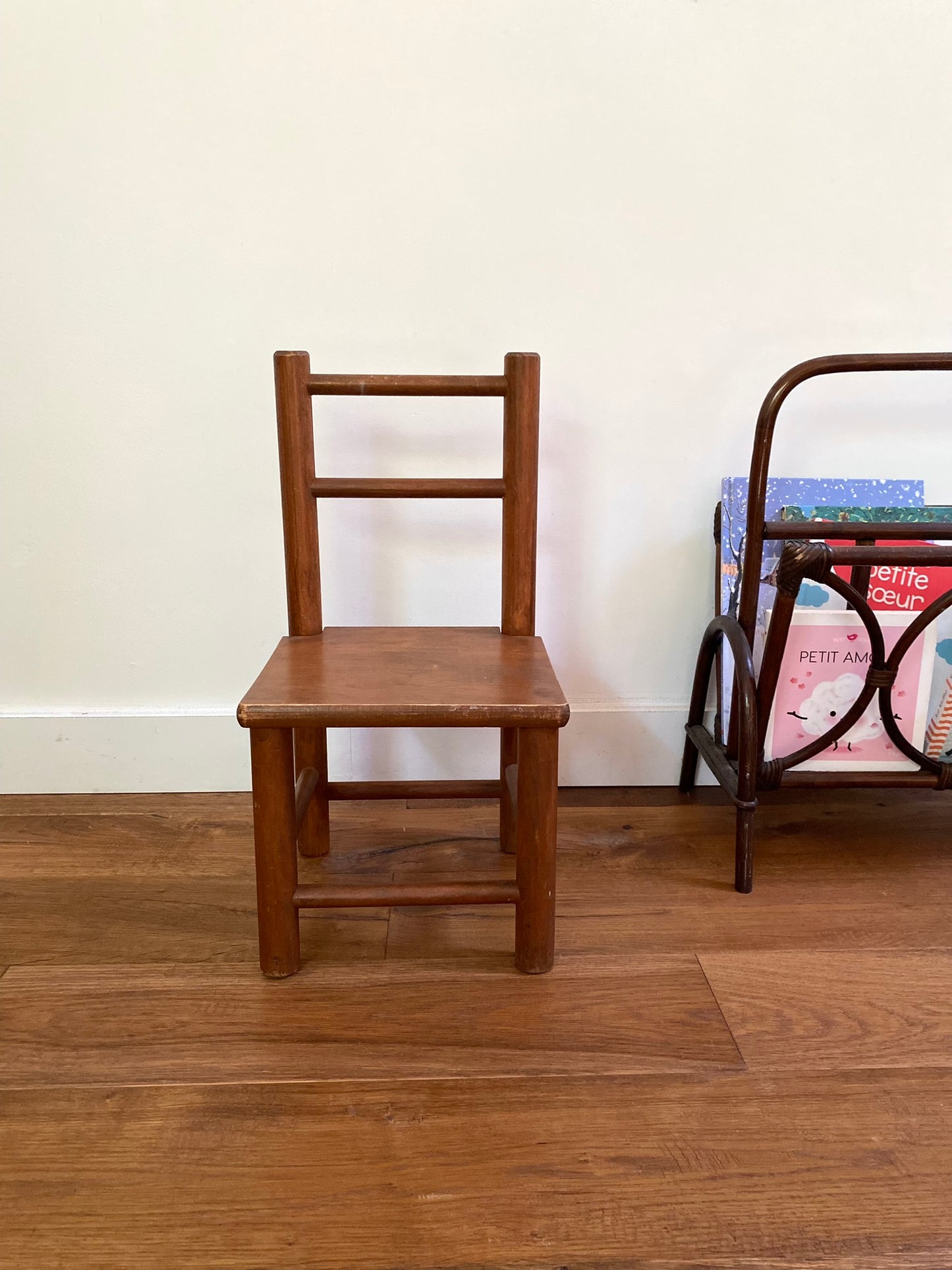 Petite chaise pour enfant en bois ancien