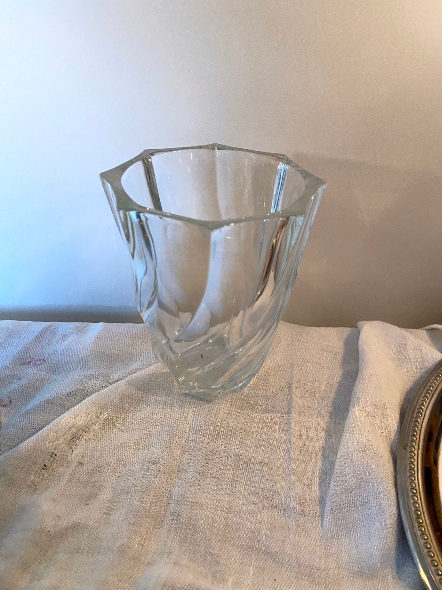 Petit vase vintage en verre torsadé