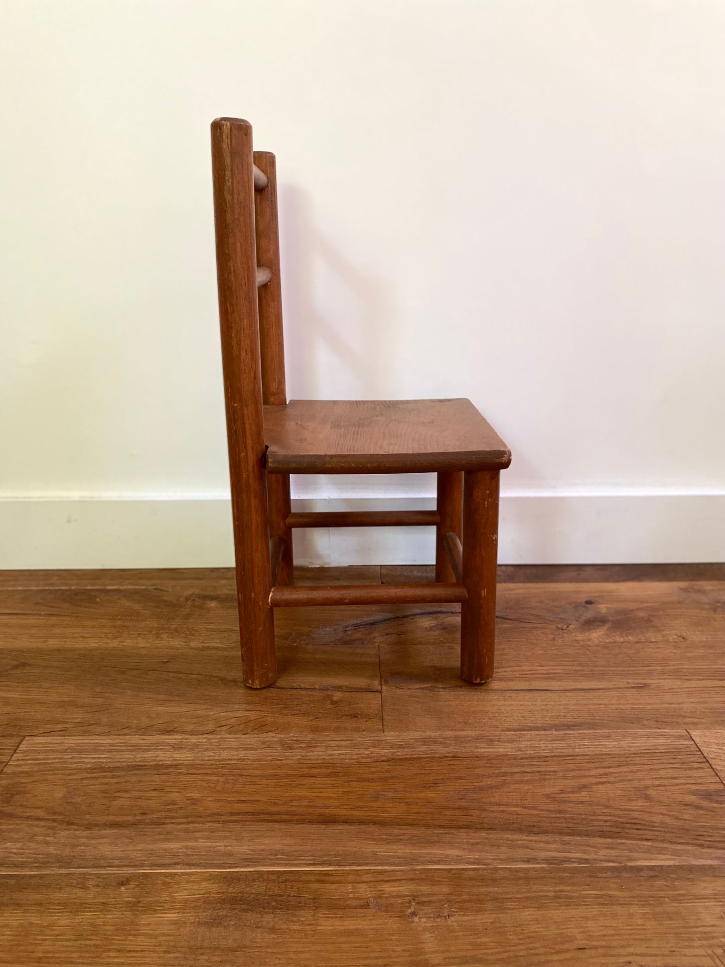 Petite chaise pour enfant en bois ancien