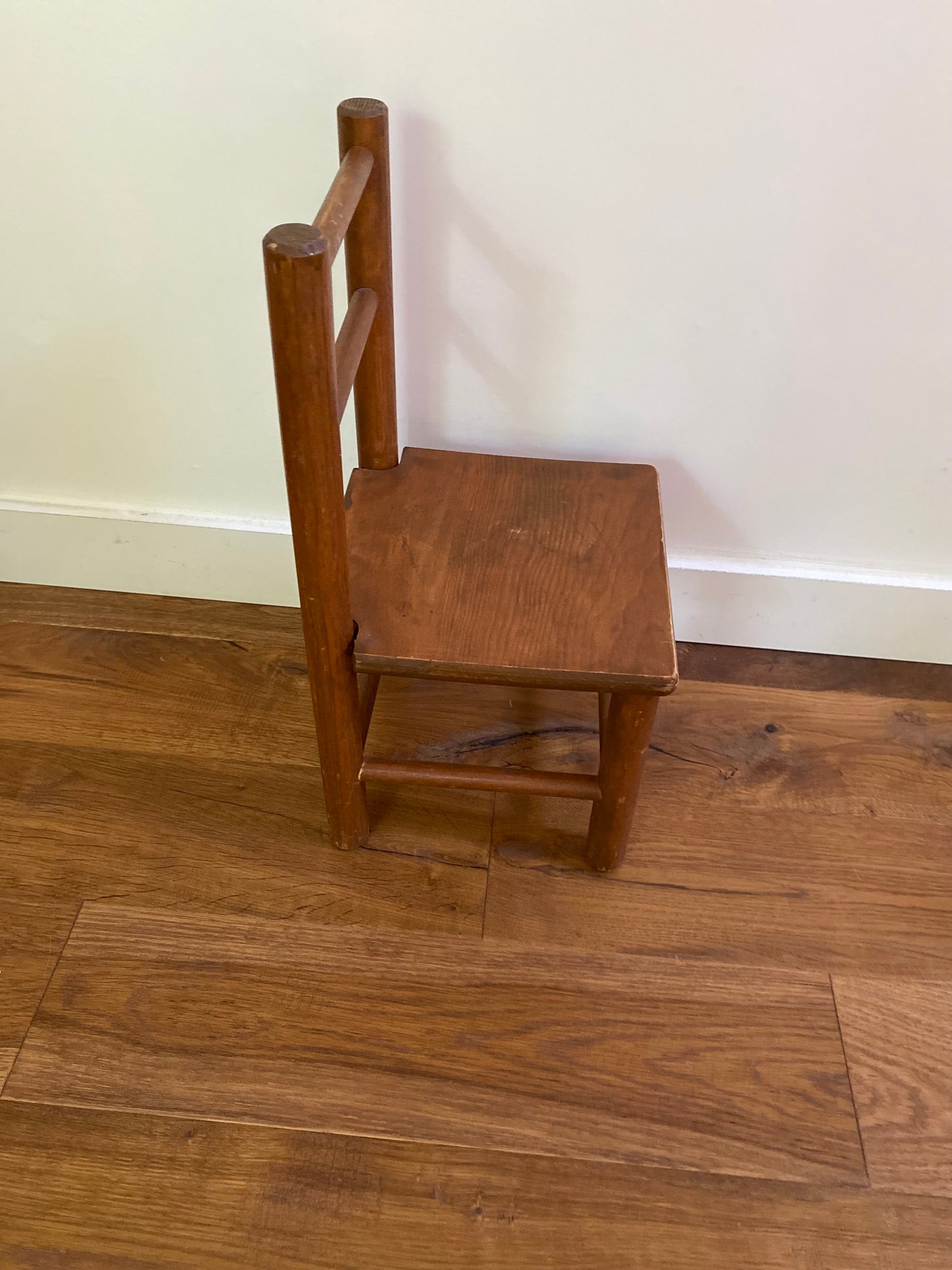 Petite chaise pour enfant en bois ancien
