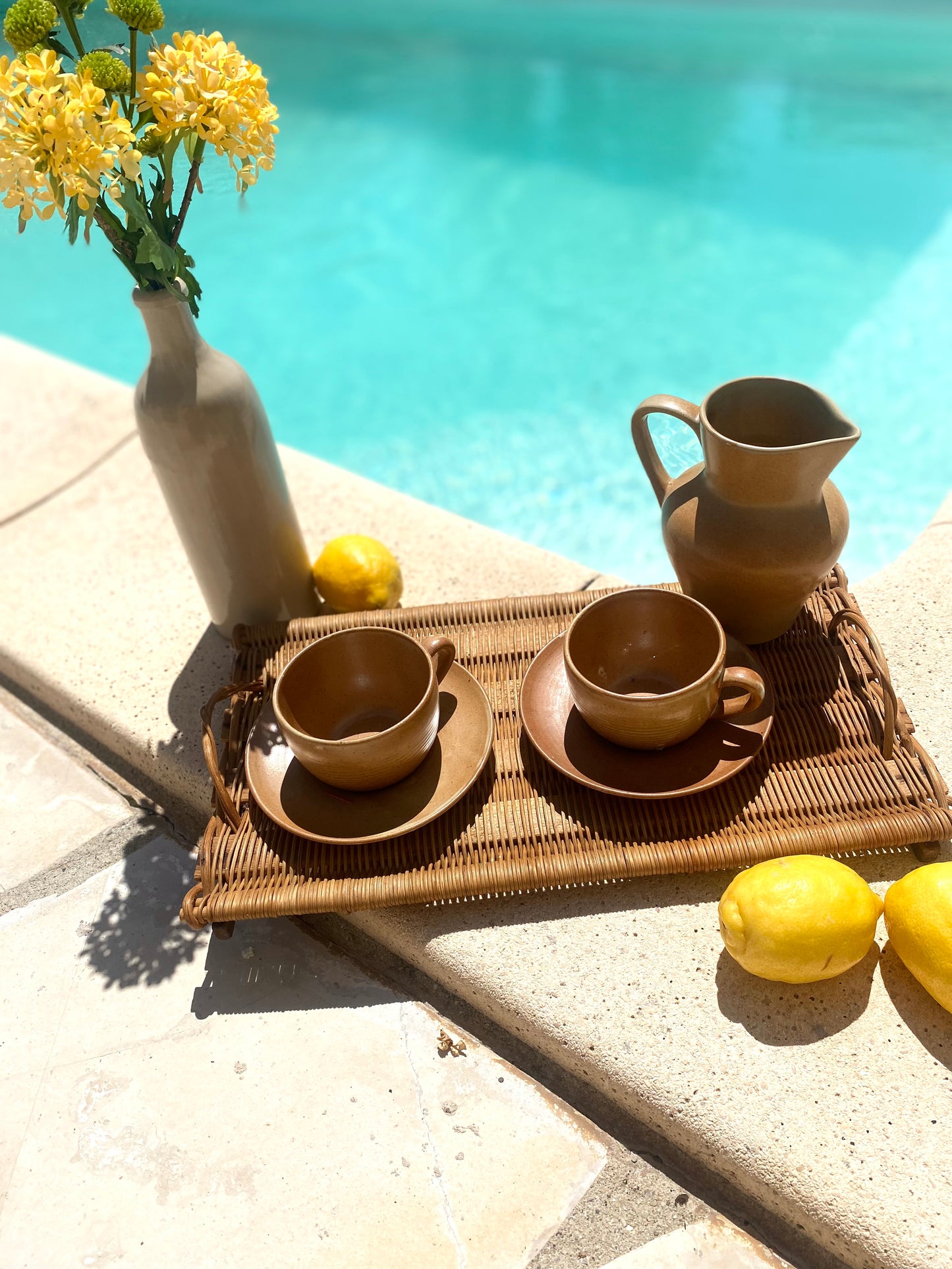 Duo de grandes tasses en grès ancien et leur plateau