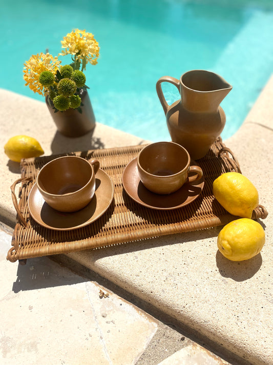 Duo de grandes tasses en grès ancien et leur plateau