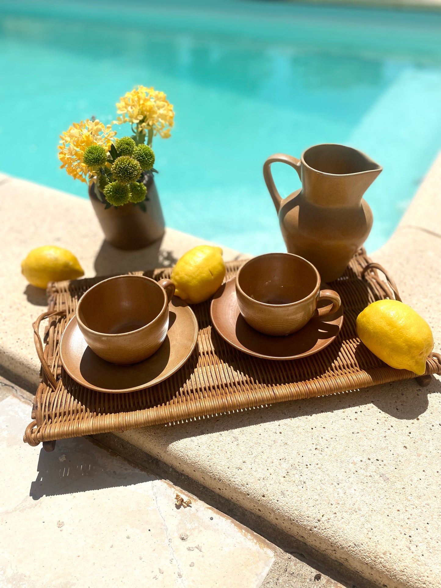 Duo de grandes tasses en grès ancien et leur plateau