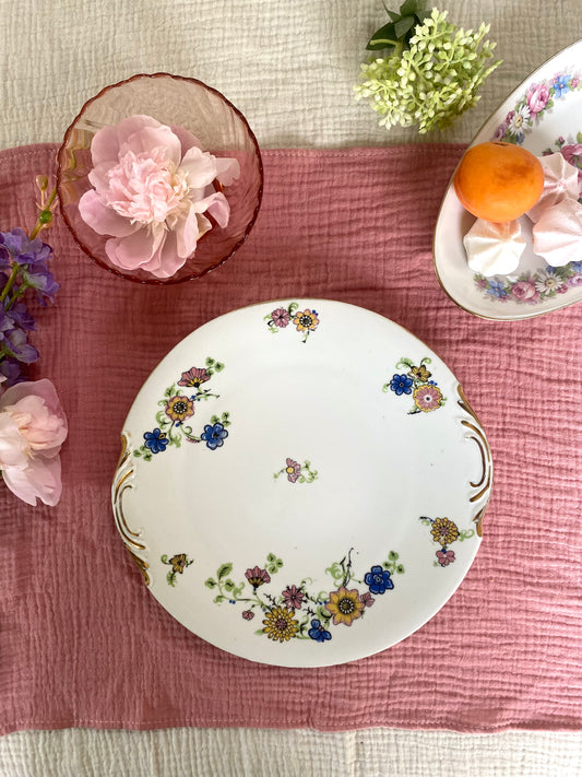 Assiette en porcelaine ancienne à décor floral