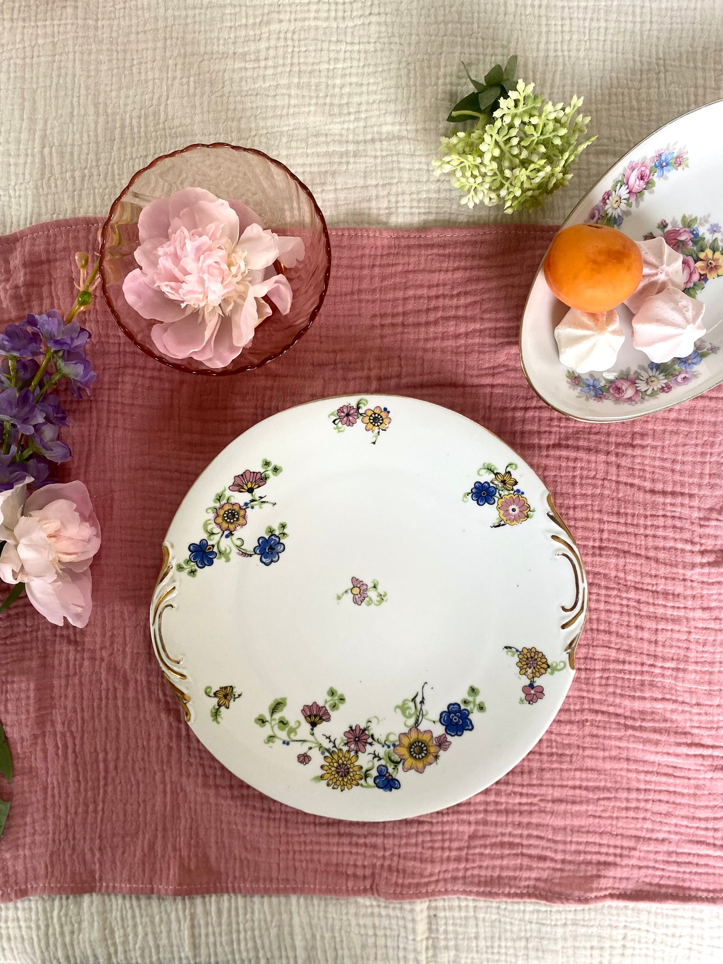 Assiette en porcelaine ancienne à décor floral