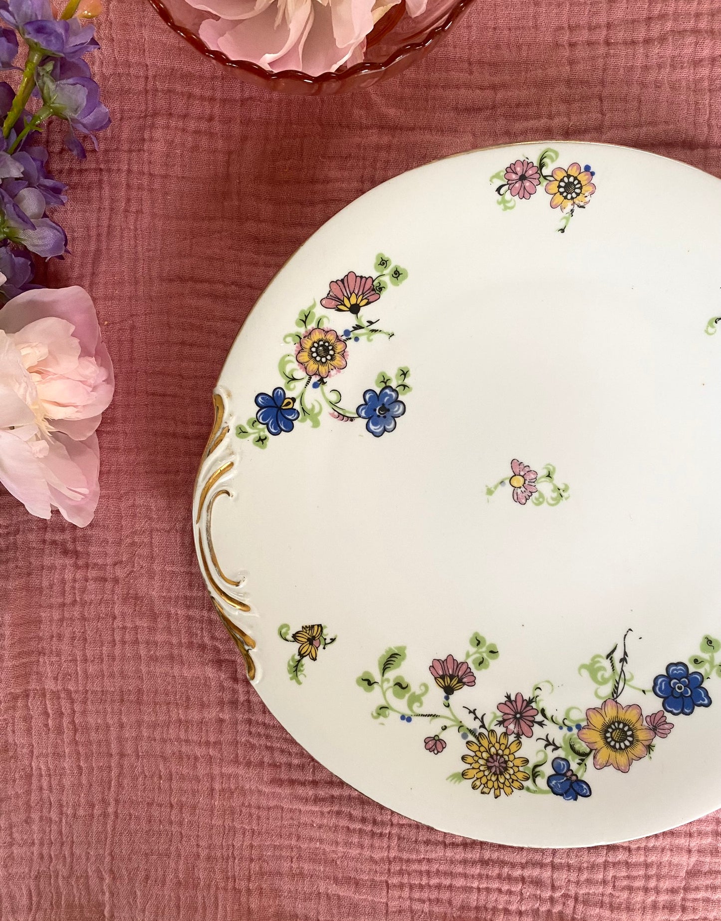 Assiette en porcelaine ancienne à décor floral