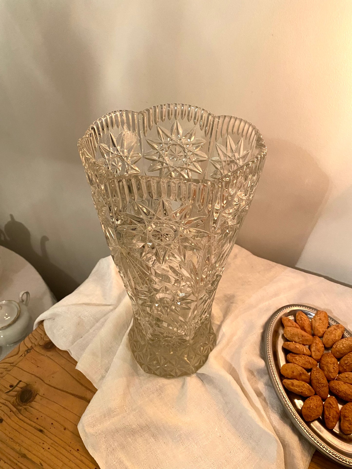 Grand vase ancien en verre taillé