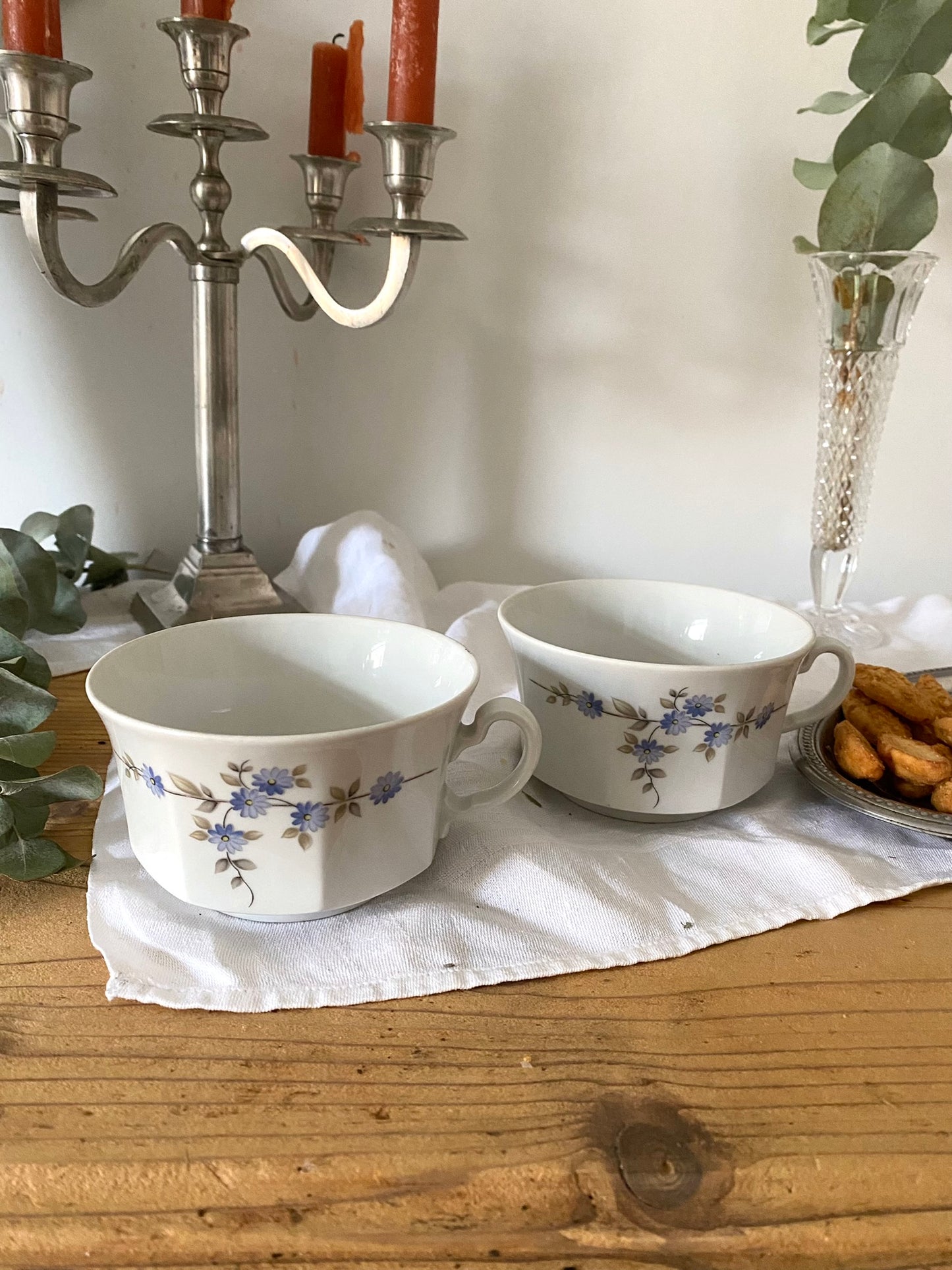 3 grandes tasses en porcelaine ancienne à décor floral