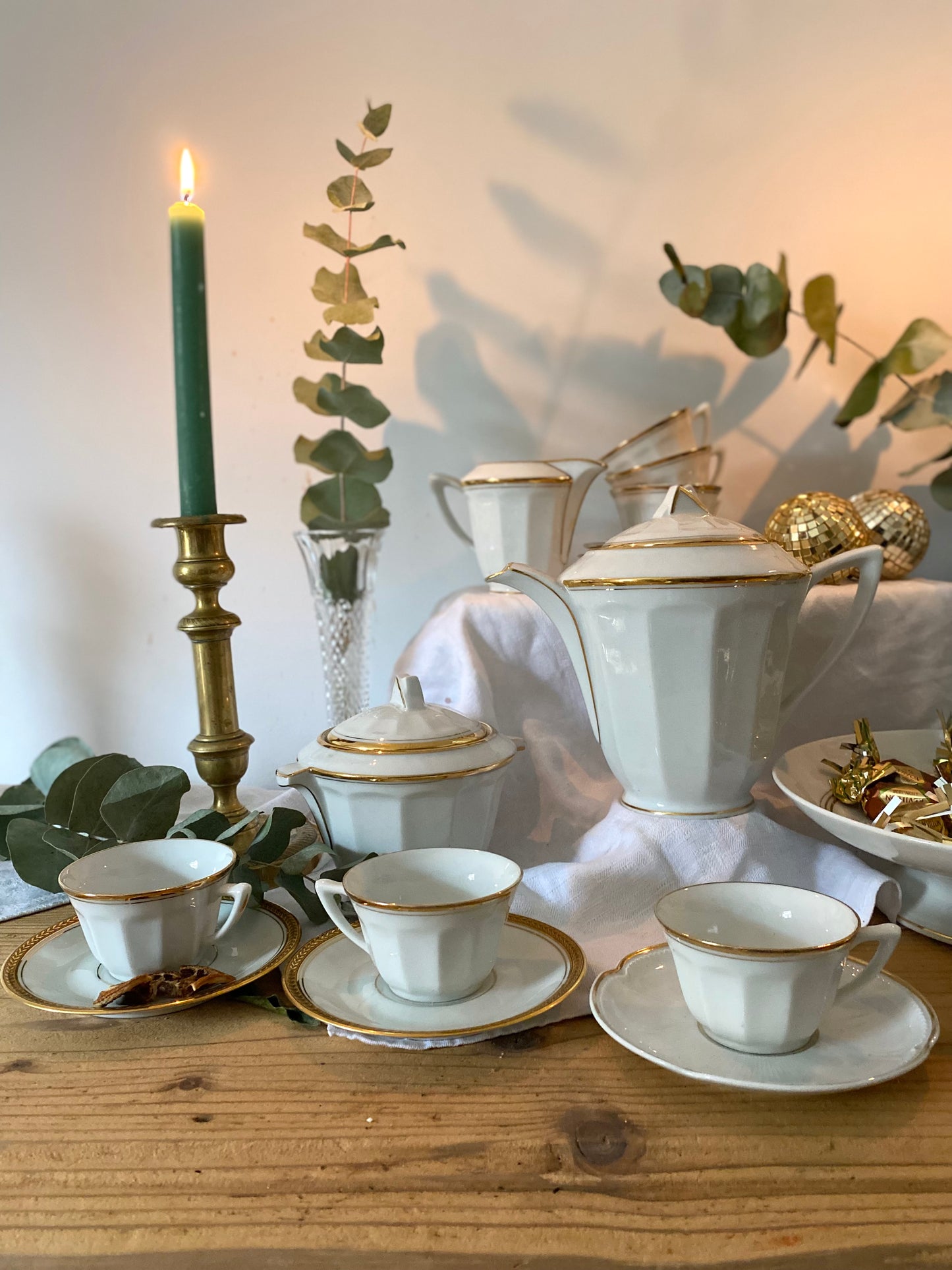 Service à café et thé en porcelaine ancienne blanche à pan et liseré doré