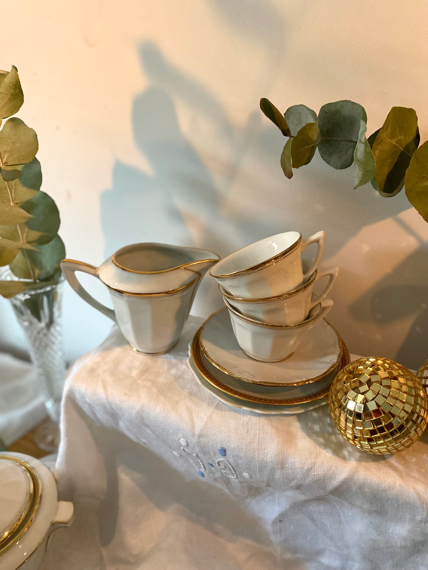 Service à café et thé en porcelaine ancienne blanche à pan et liseré doré