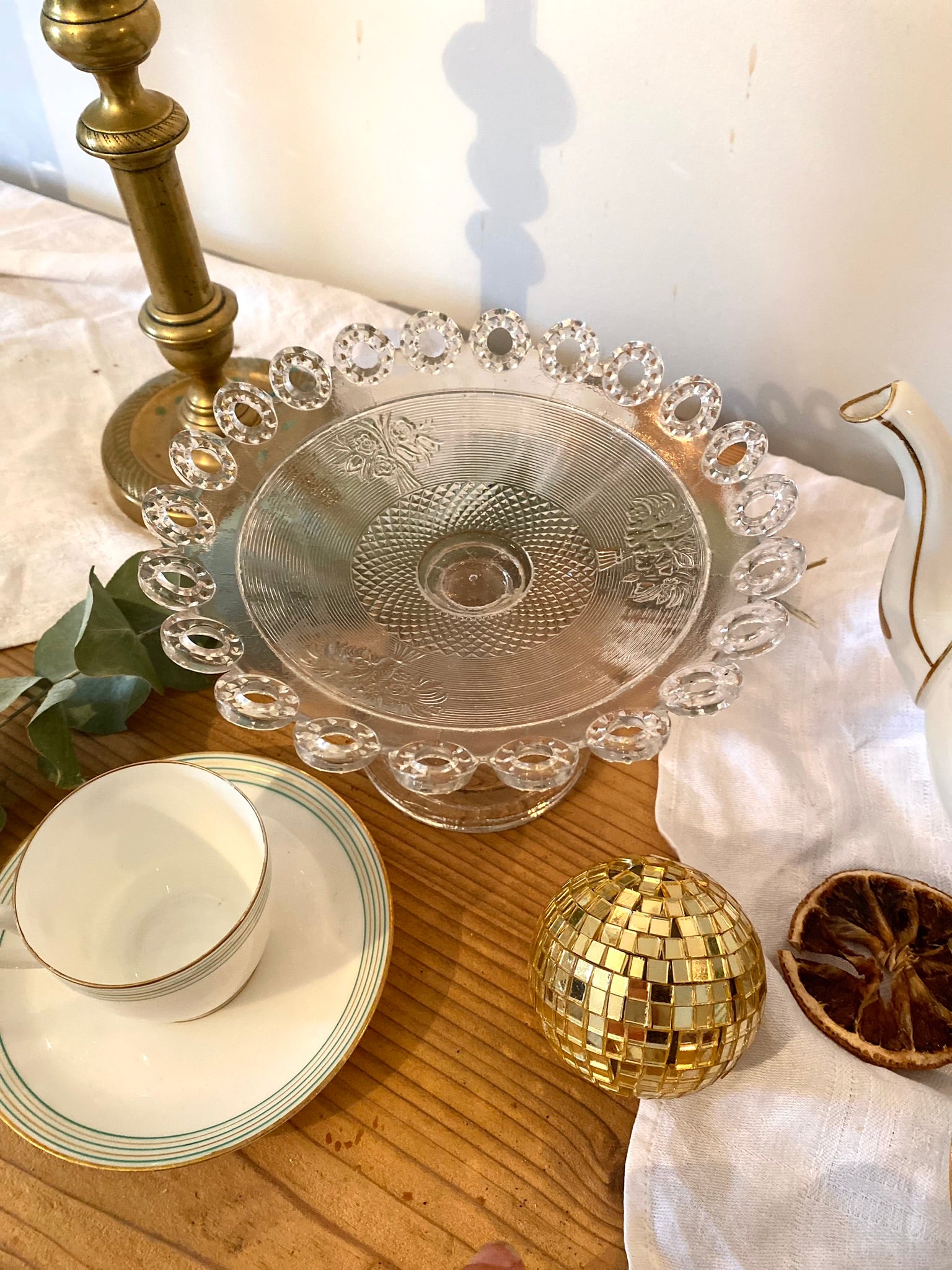 ANCIENNE JOLIE COUPE TRIPODE COMPOTIER en verre cristal taillé motifs ANCIENNE JOLIE COUPE TRIPODE COMPOTIER en verre cristal taillé motifs