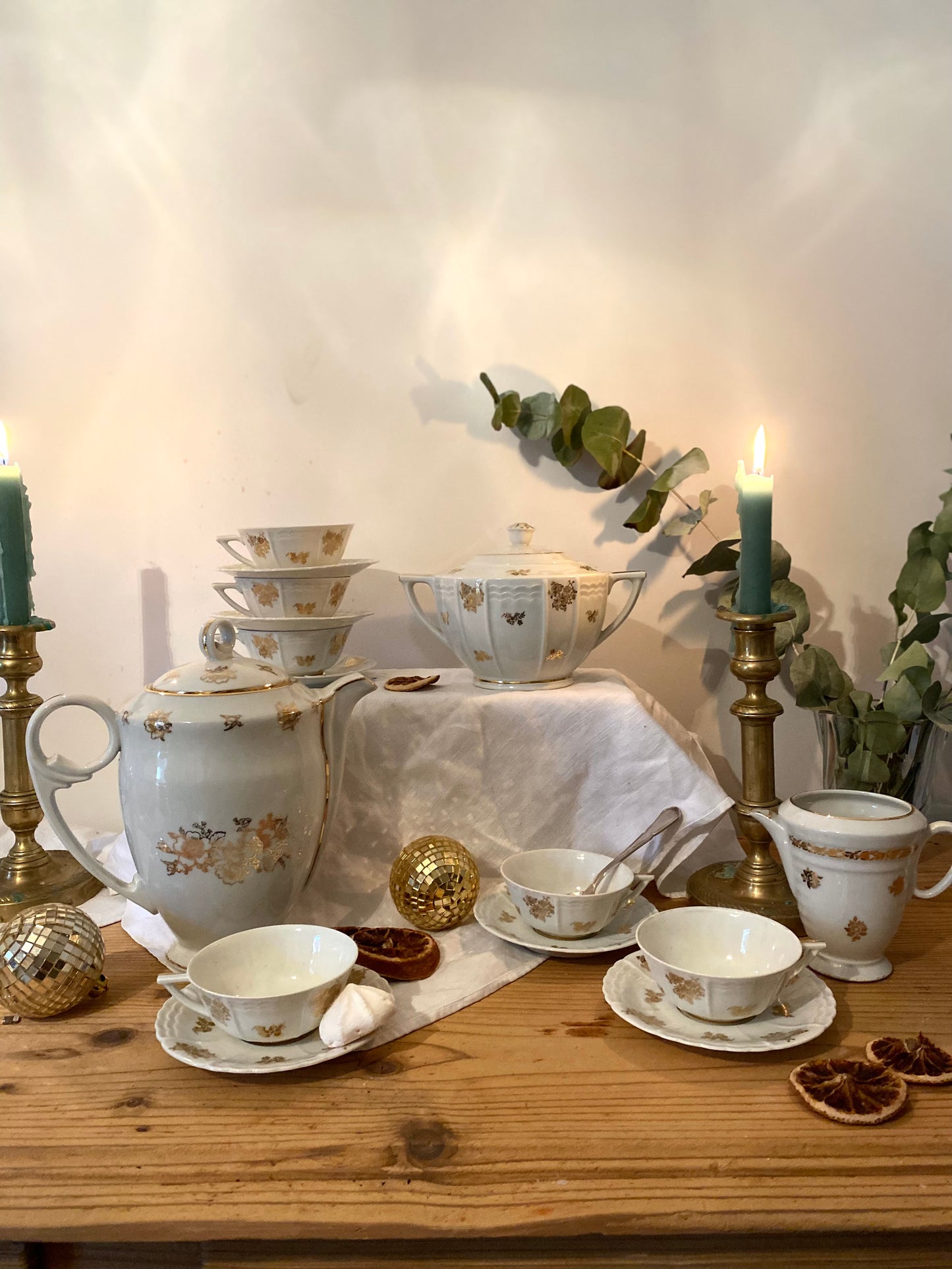 Service à café et thé en porcelaine ancienne blanche & dorée