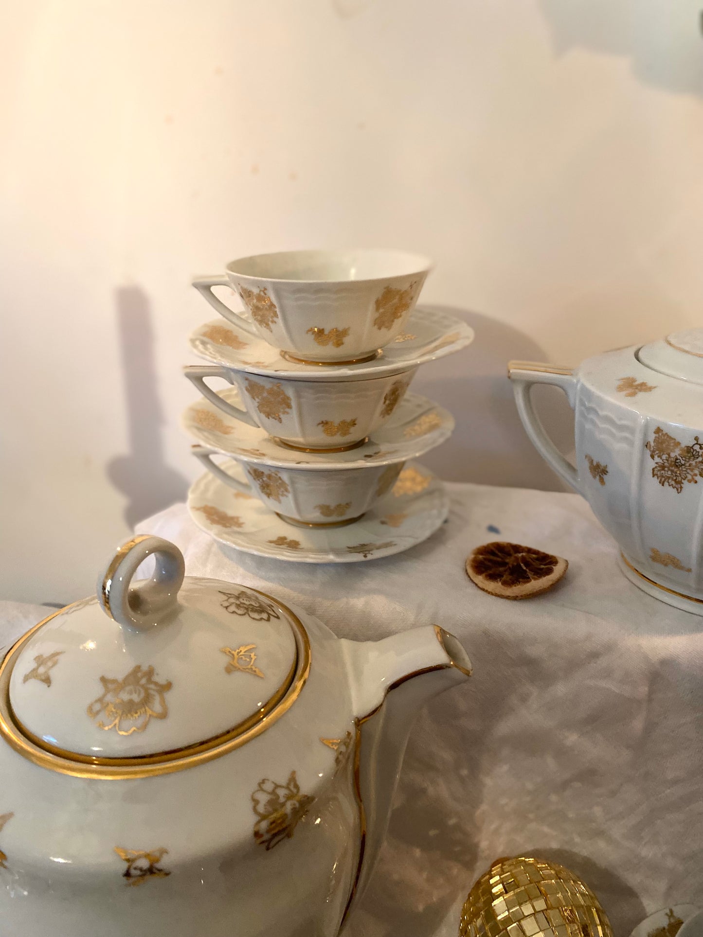Service à café et thé en porcelaine ancienne blanche & dorée