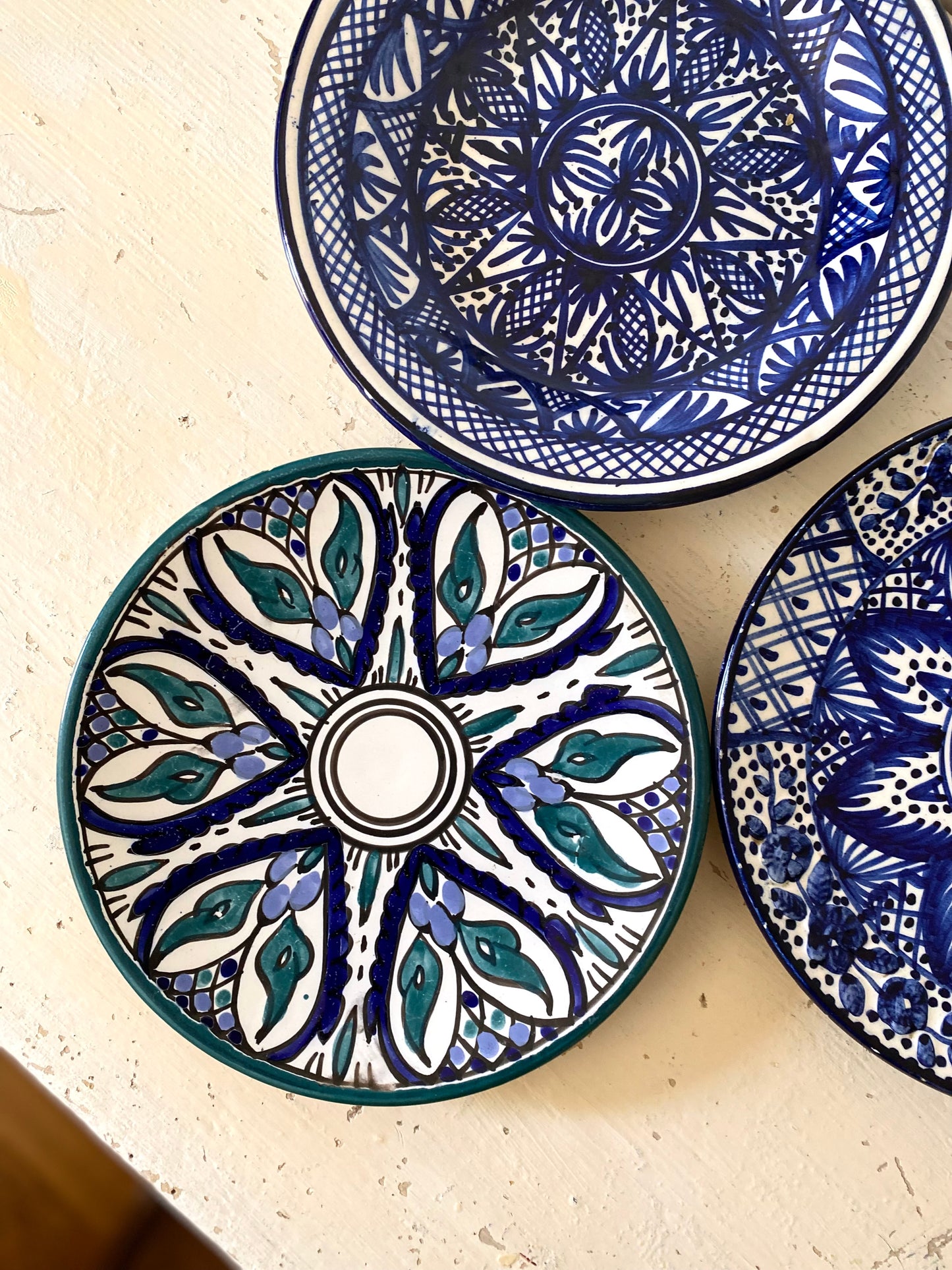 Trio d’assiettes en céramique peinte à la main