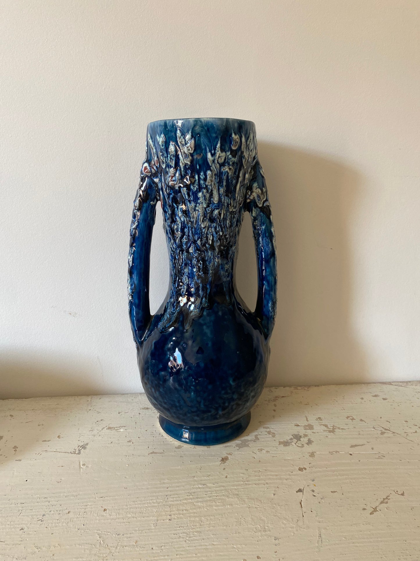 Grand vase en céramique à anse peinte à la main