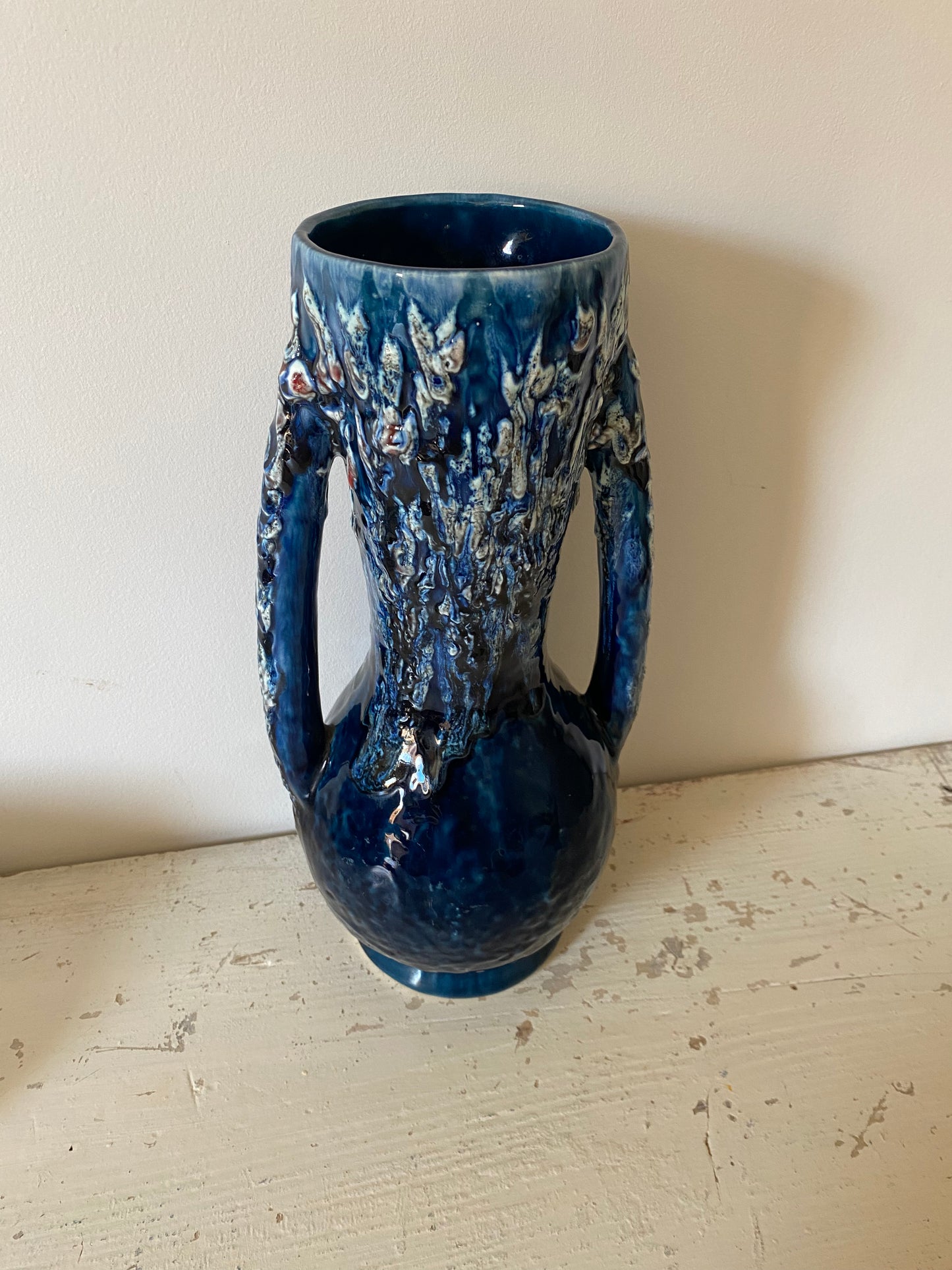 Grand vase en céramique à anse peinte à la main