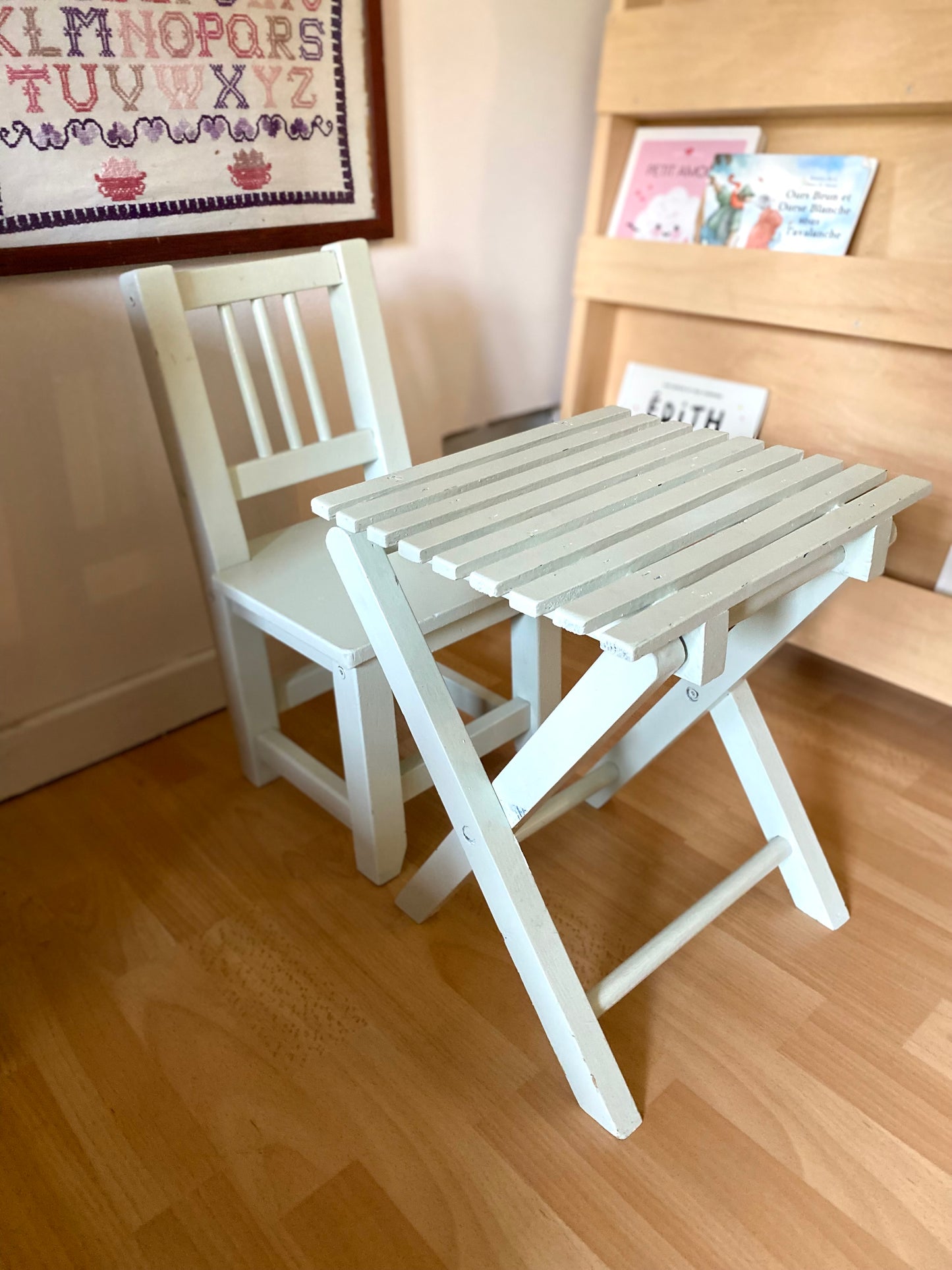 Petite chaise d'écolier en bois ancien et sa petite table